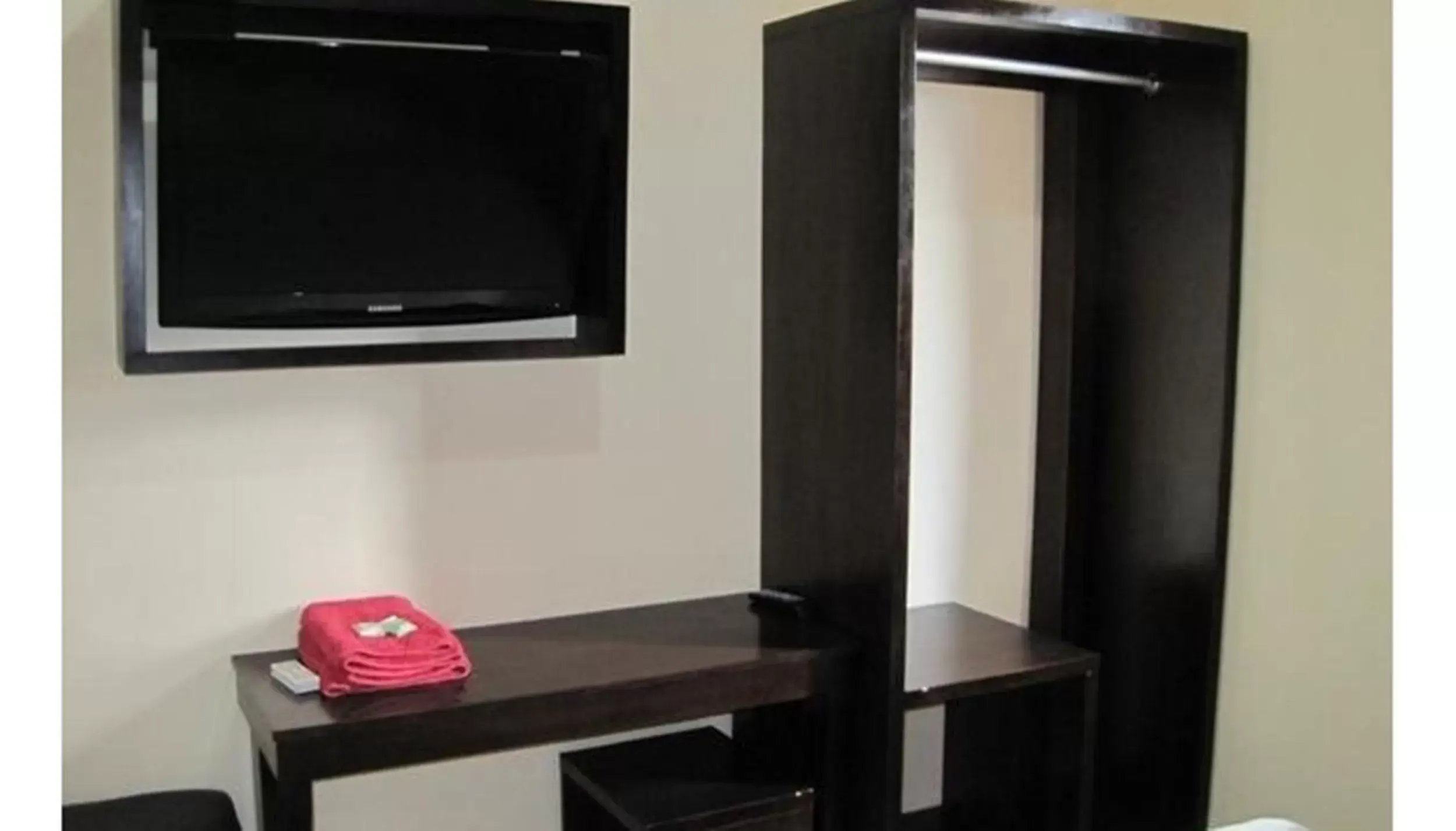 Other, TV/Entertainment Center in Asher Bali Transit