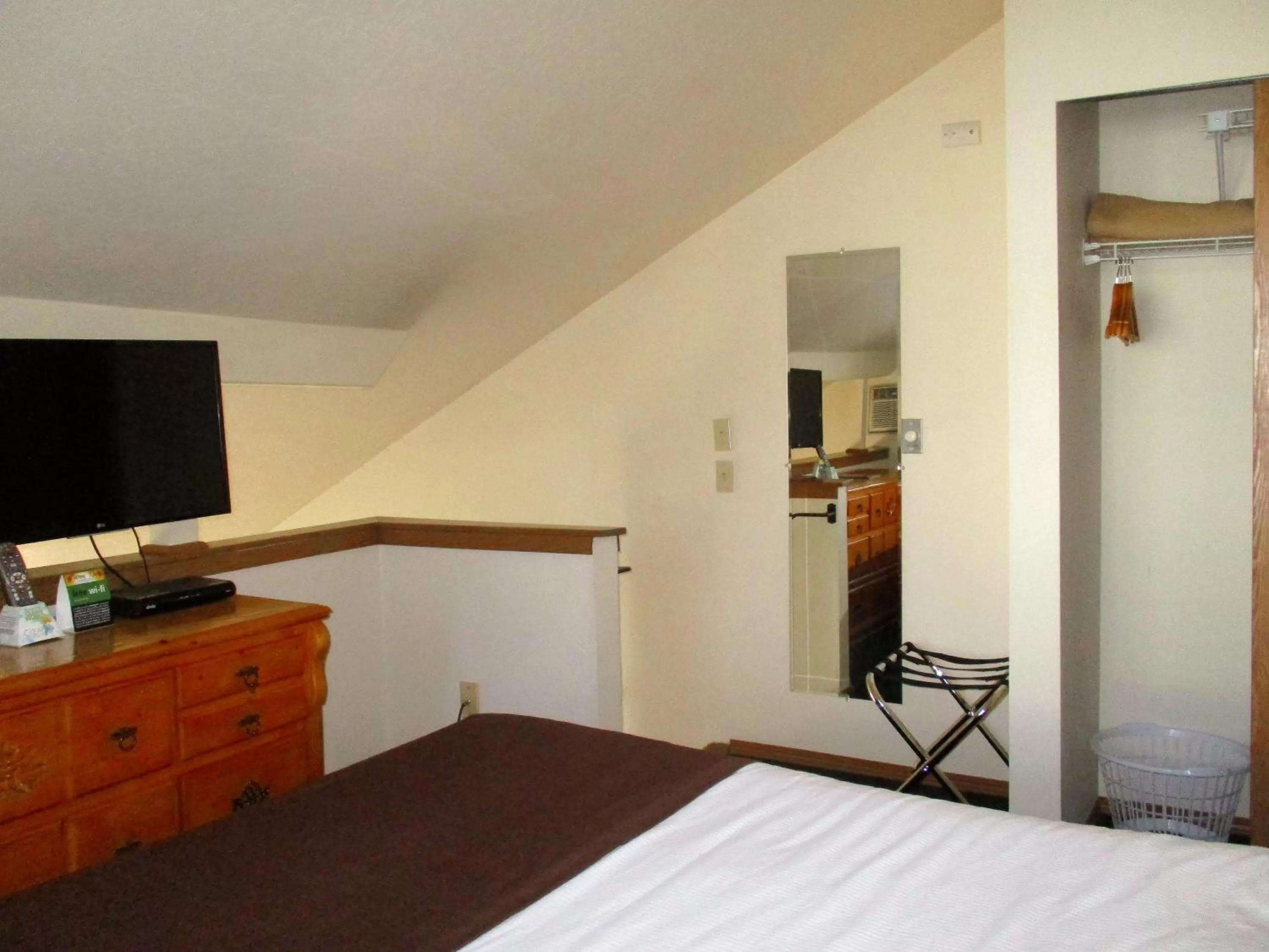 Bed, TV/Entertainment Center in Turning Leaf Townhome Suites