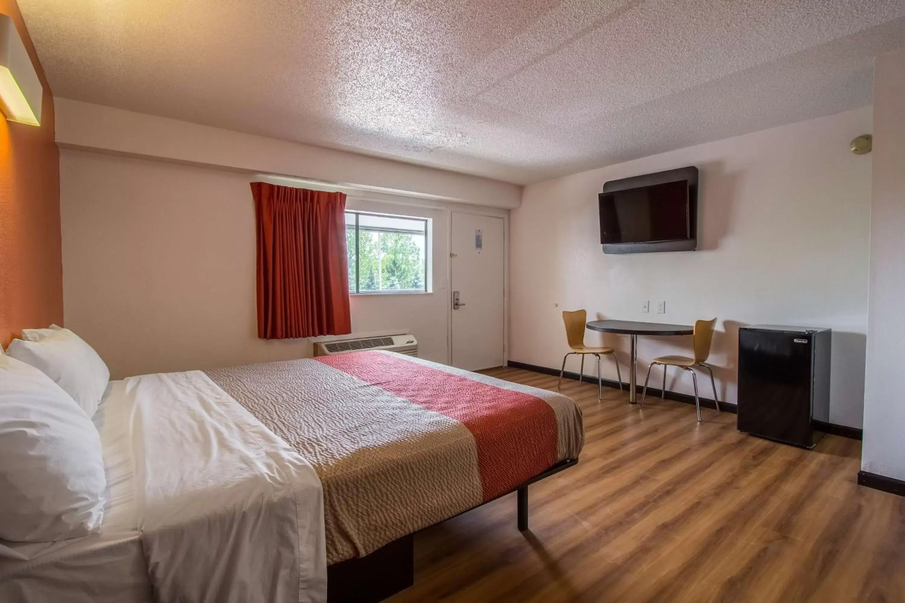 TV and multimedia in Motel 6-Ashland, OH