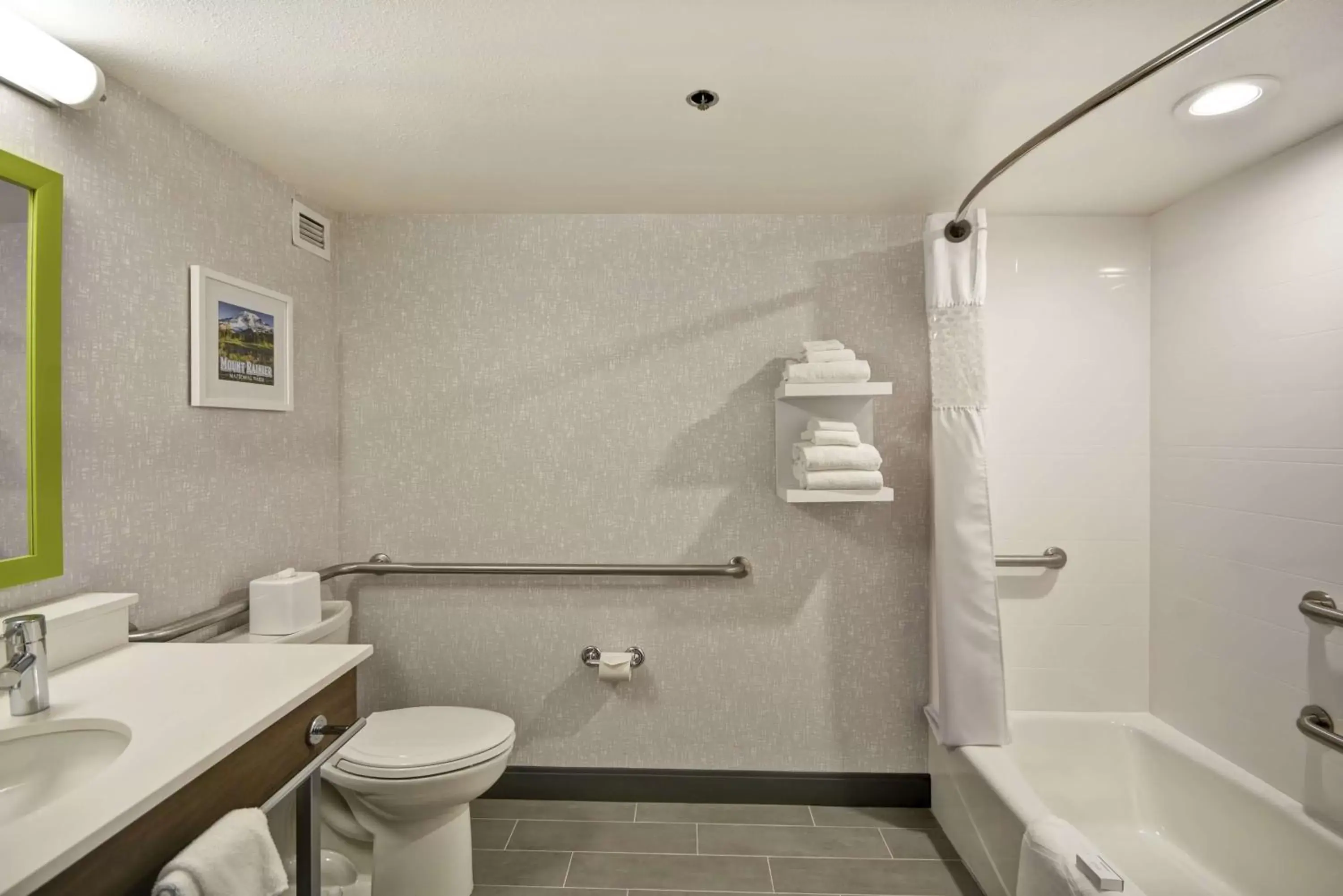 Bathroom in Hampton Inn Seattle/Southcenter