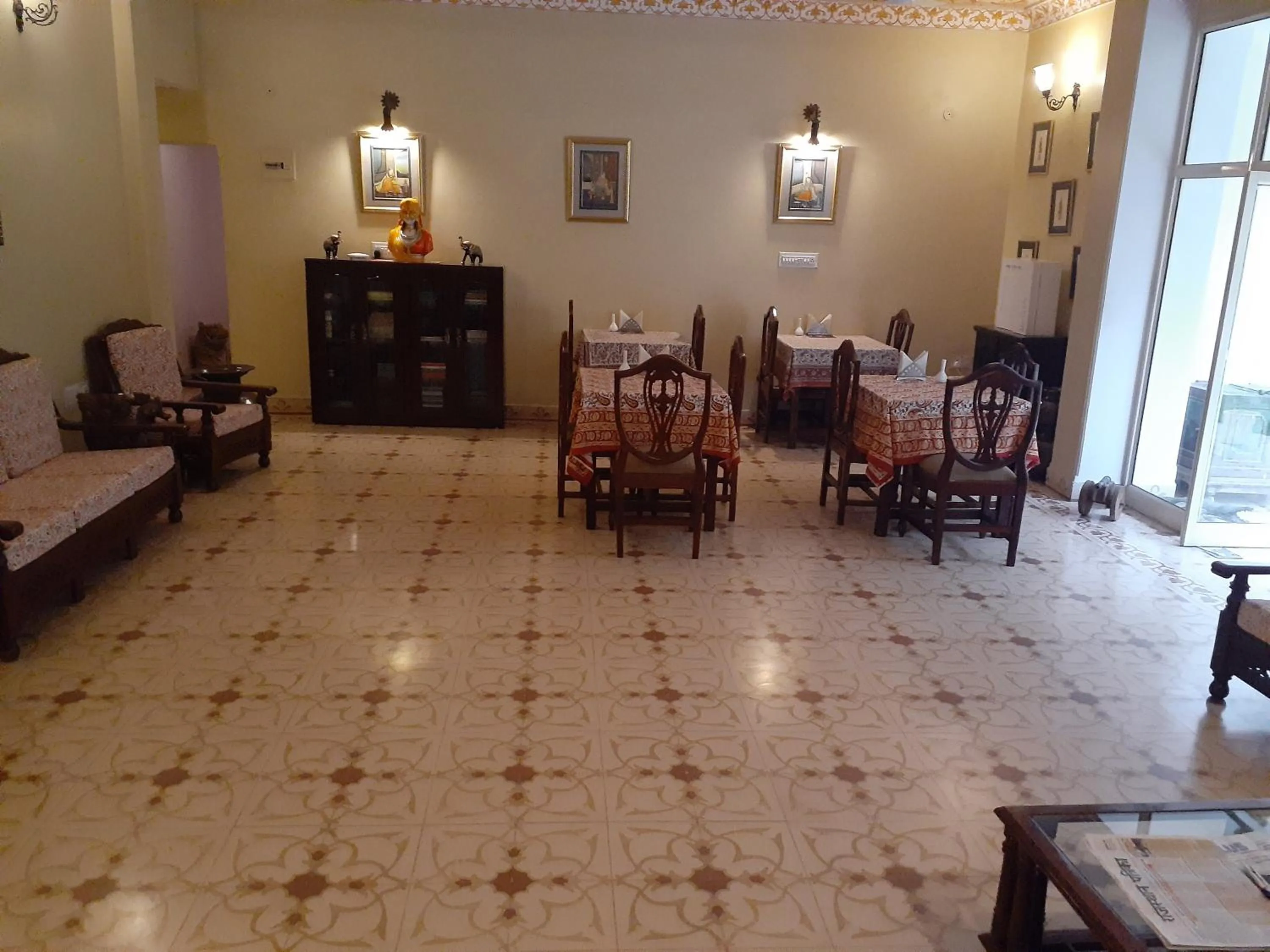 Restaurant/places to eat in Anuraag Villa