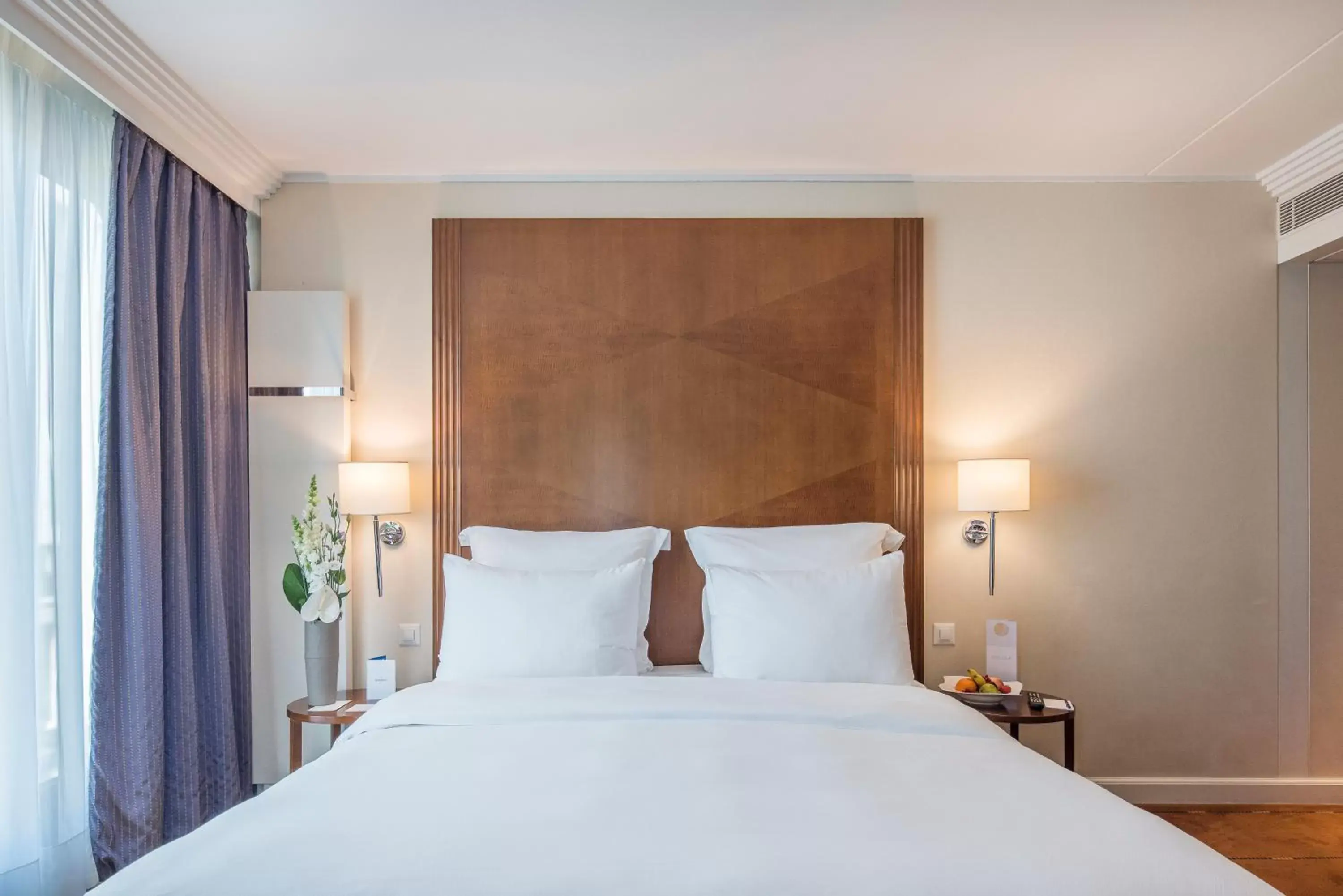 Photo of the whole room, Bed in Warwick Geneva Photo of the whole room, Bed in Warwick Geneva