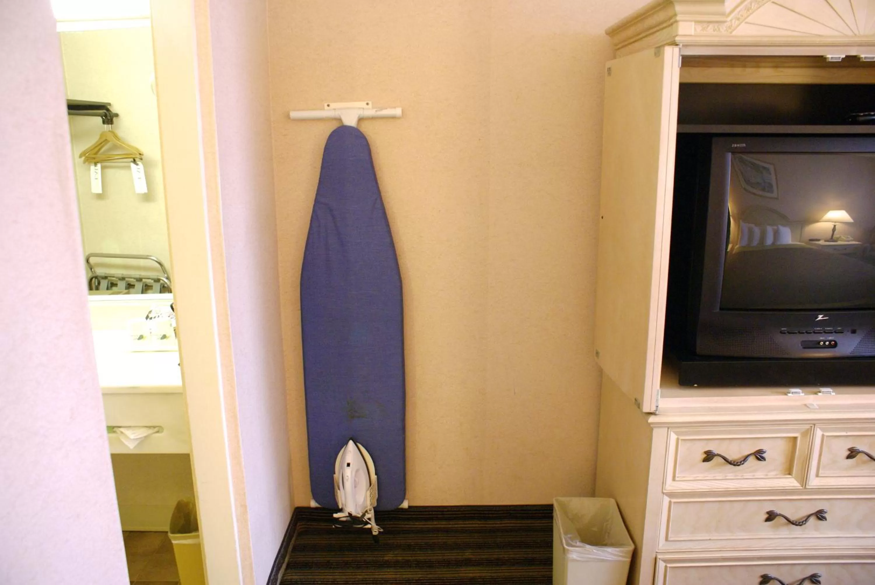 TV and multimedia in Travelodge by Wyndham San Francisco Airport North