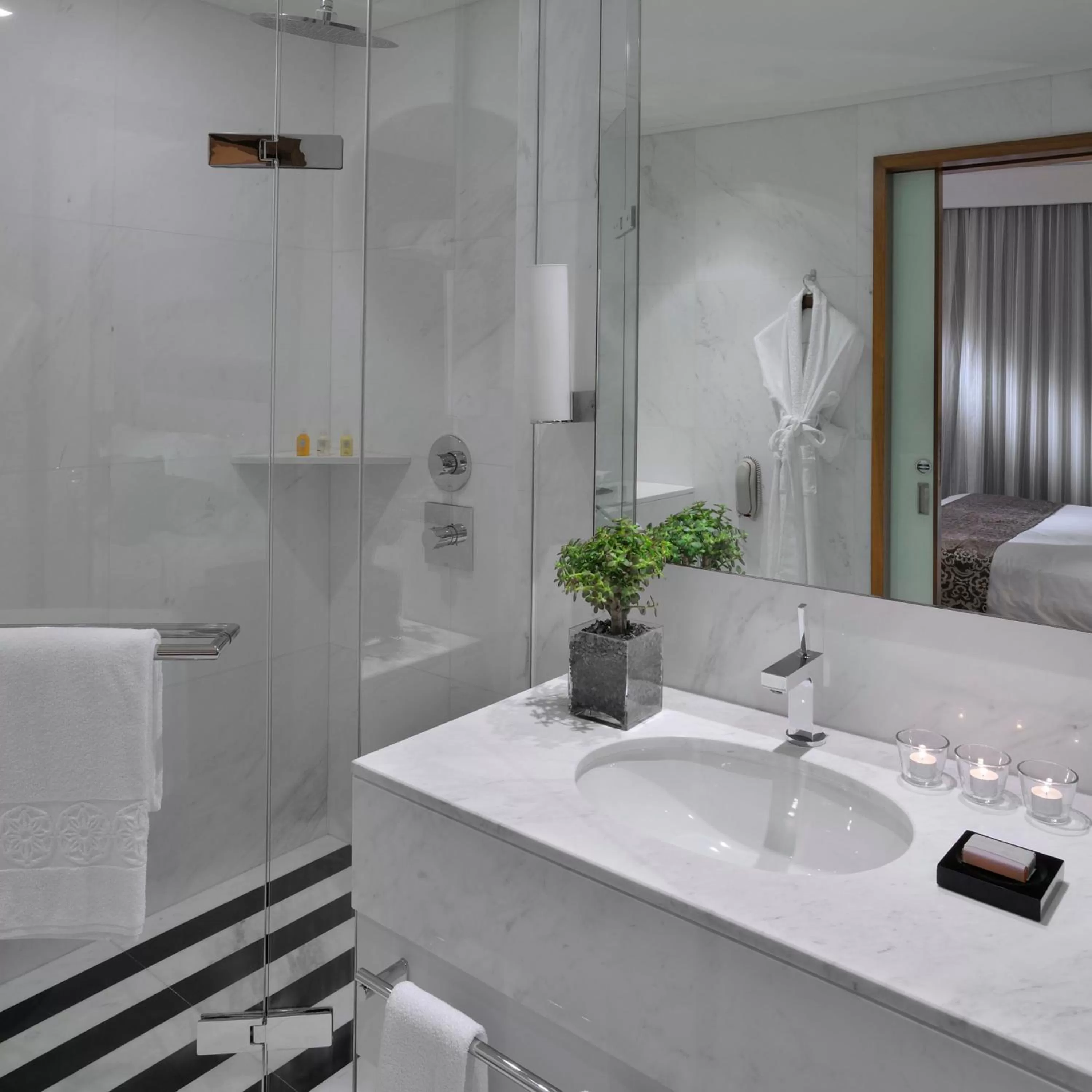 Bathroom, Bed in Kempinski Central Avenue Dubai