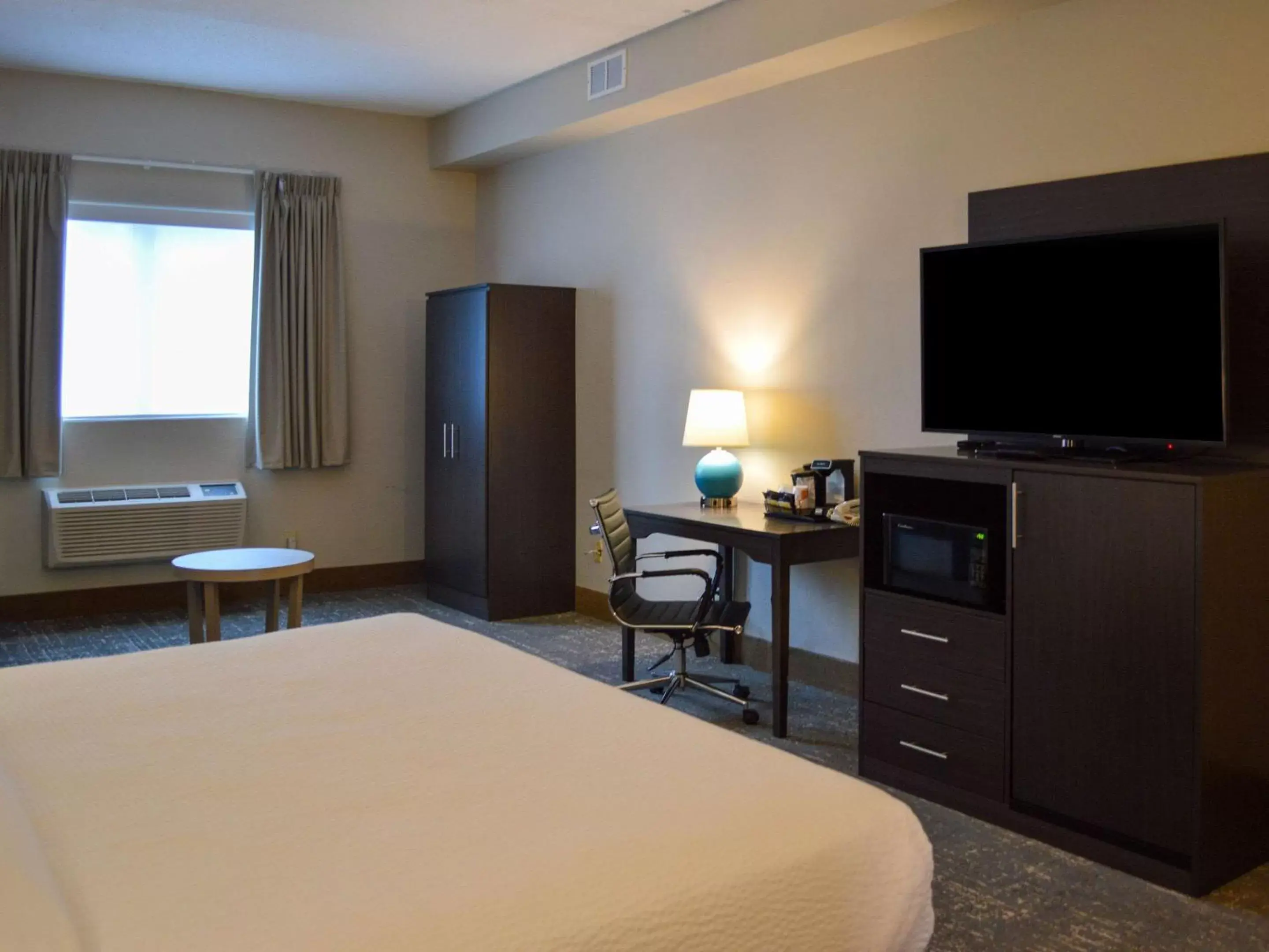 Photo of the whole room, TV/Entertainment Center in Quality Inn & Suites Rehoboth Beach – Dewey