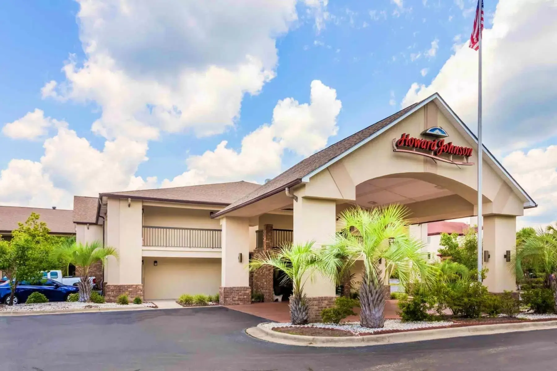Property building in Howard Johnson by Wyndham Savannah GA Property building in Howard Johnson by Wyndham Savannah GA