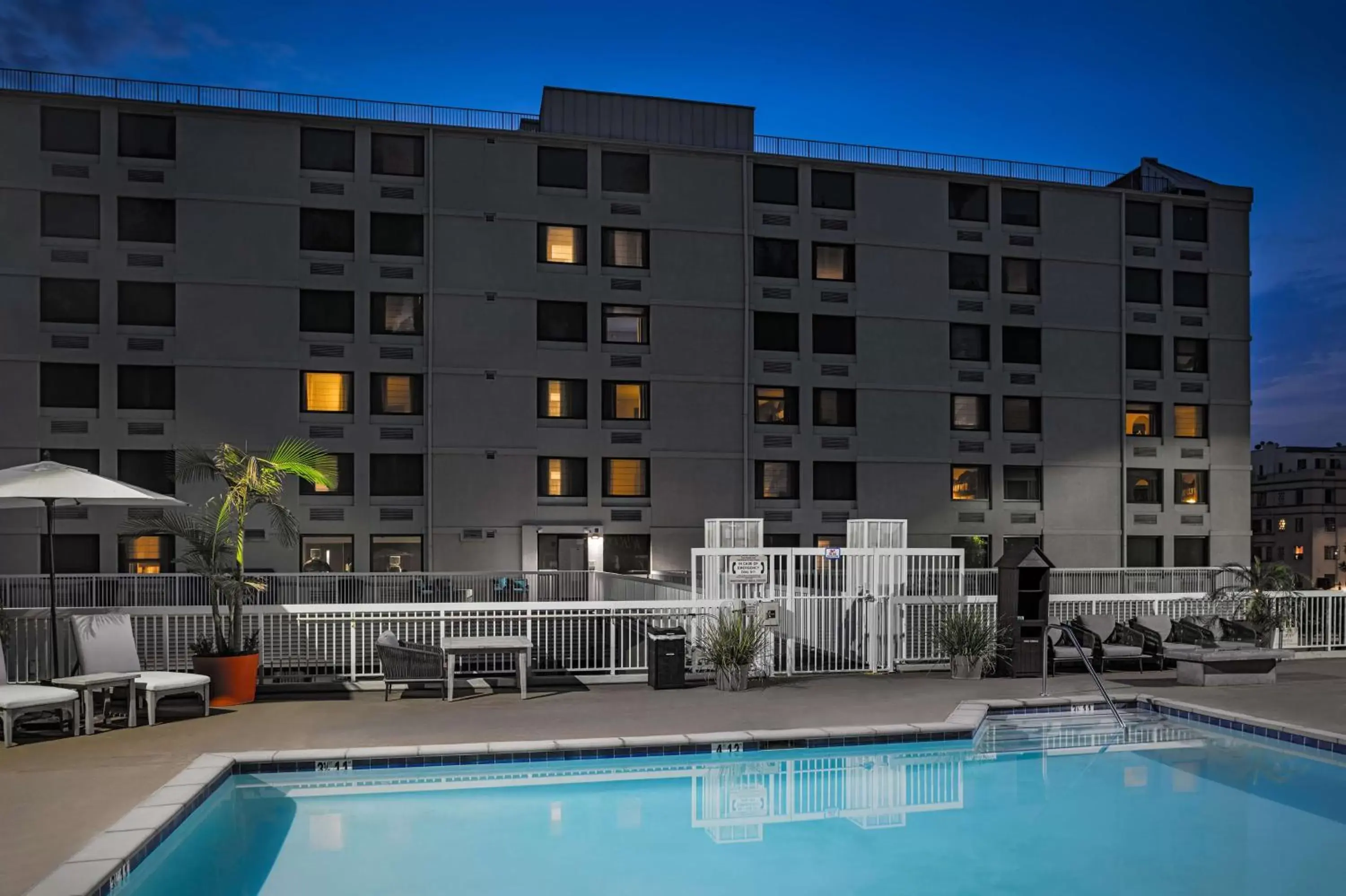 Pool view, Property Building in Hilton Garden Inn Los Angeles / Hollywood