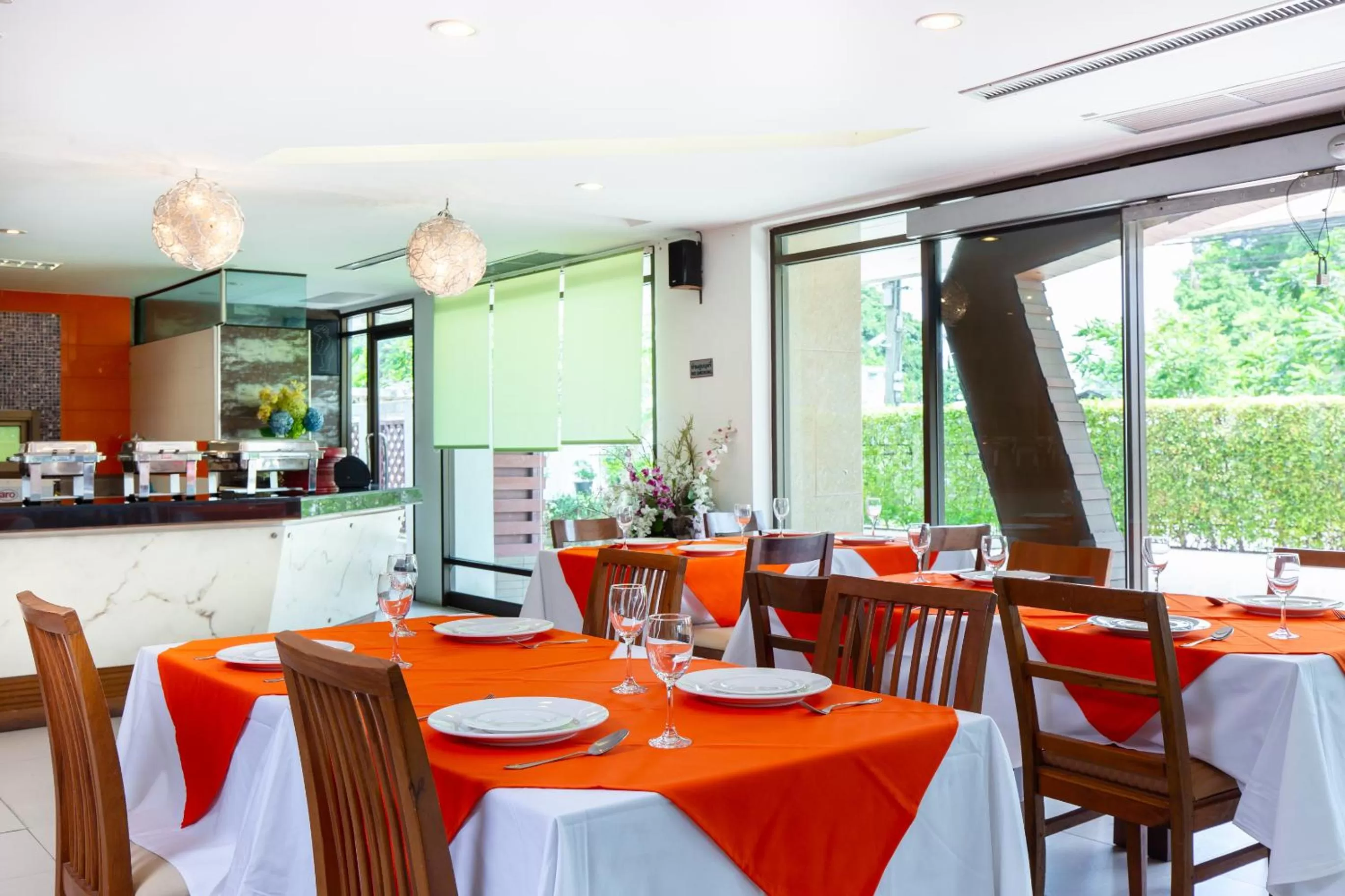 Restaurant/places to eat in Lasalle Suites Hotel & Residence