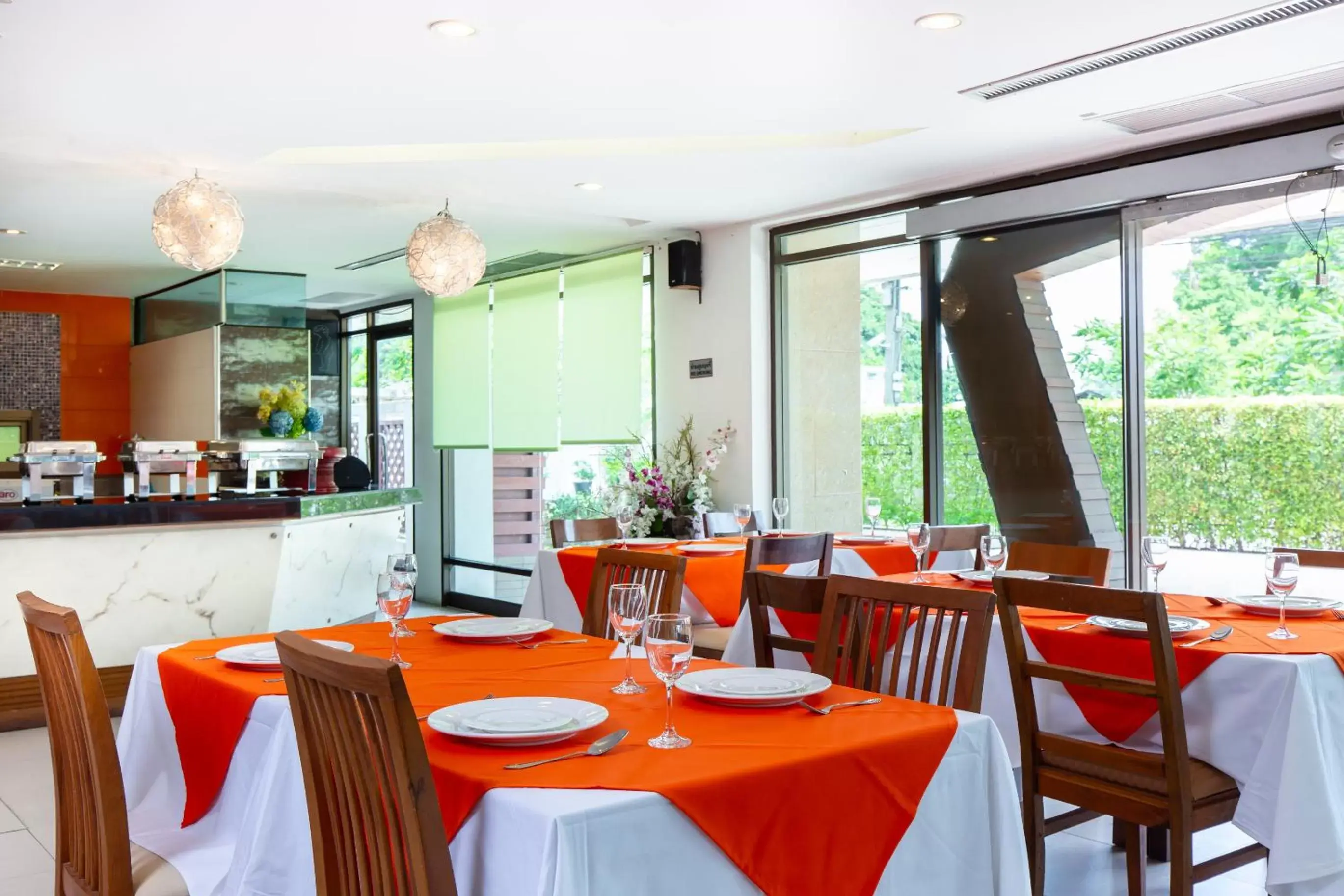 Restaurant/Places to Eat in Lasalle Suites Hotel & Residence
