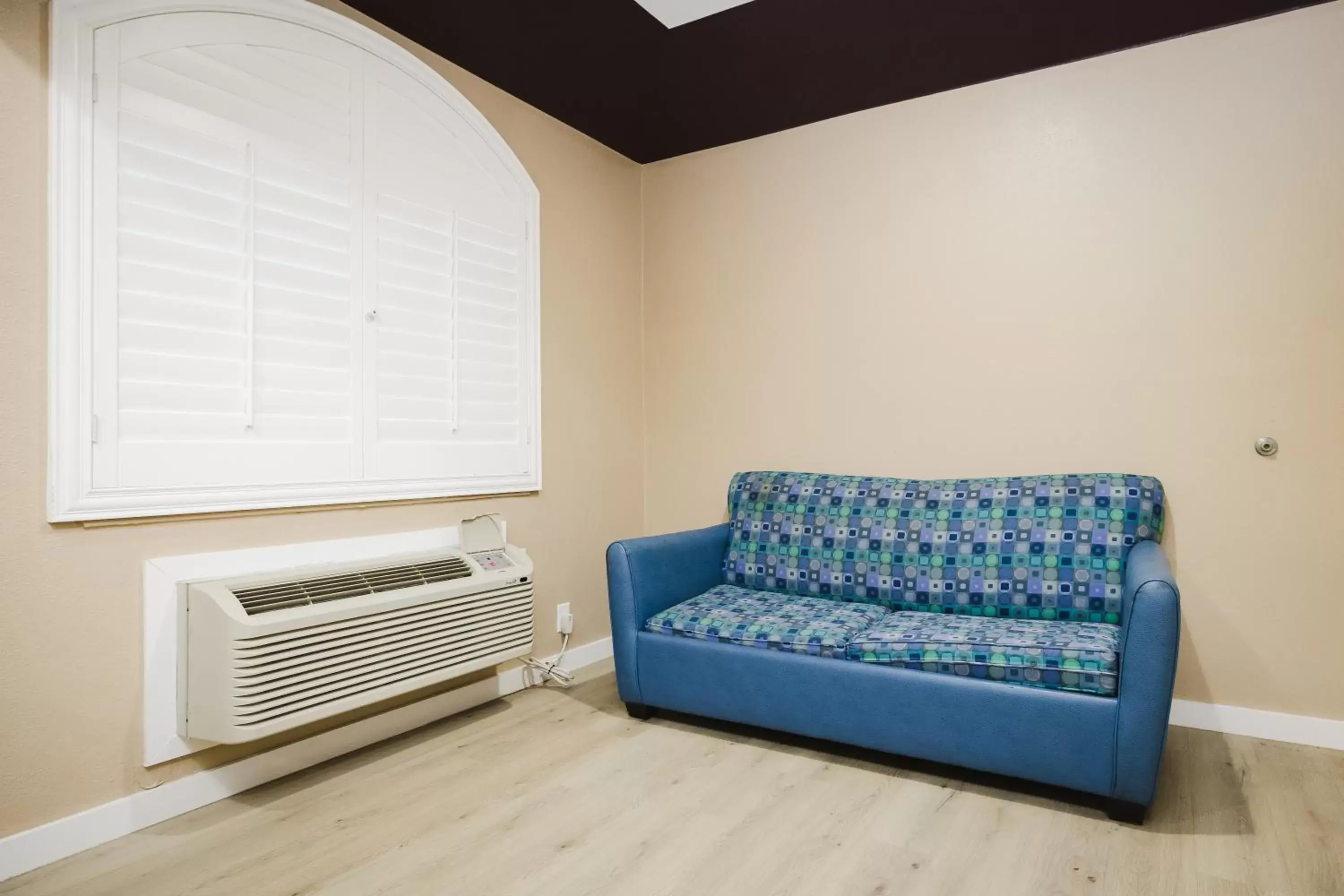 Living room, Seating Area in Sapphire Inn & Suites