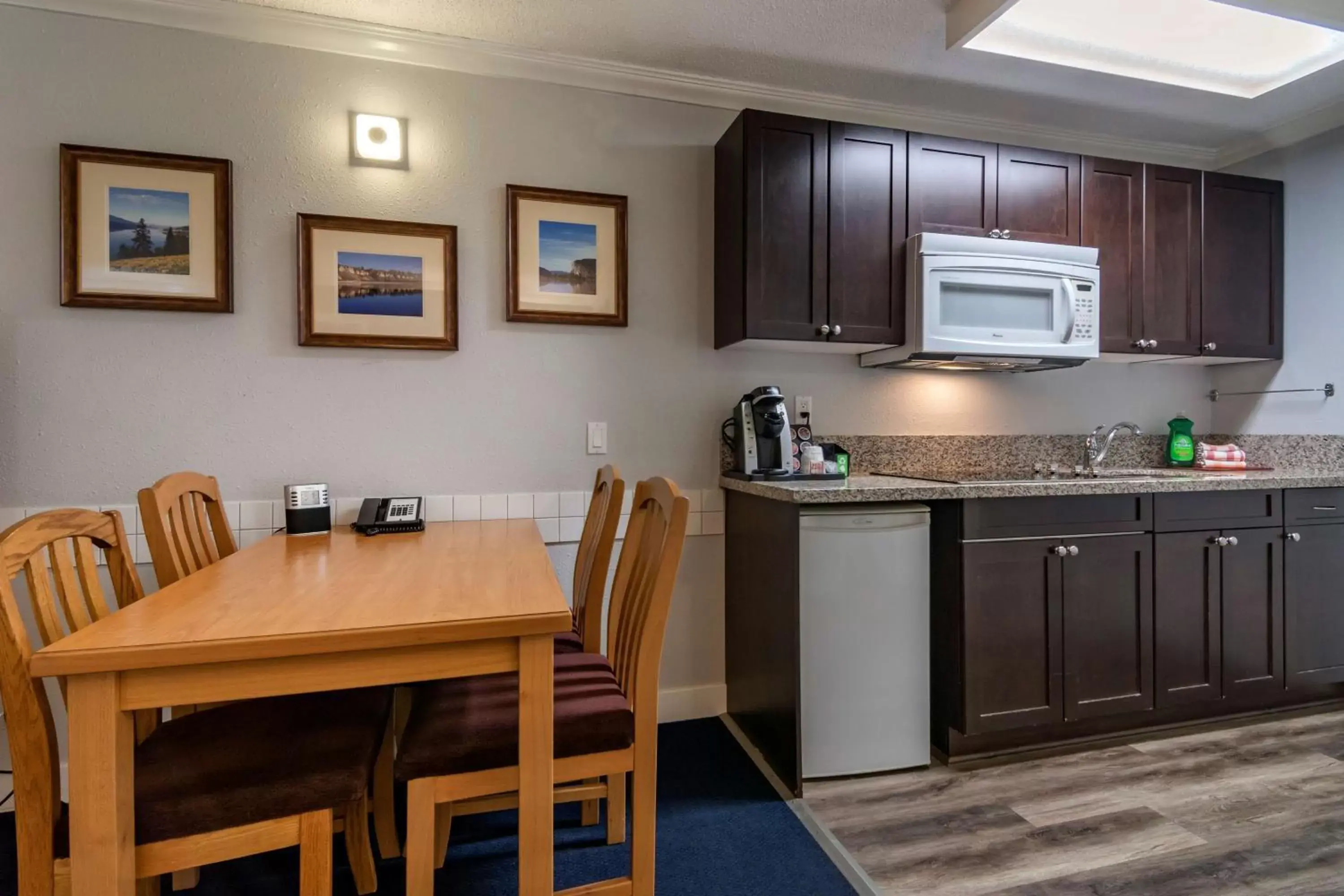 Bedroom, Kitchen/Kitchenette in Best Western Inn at Penticton