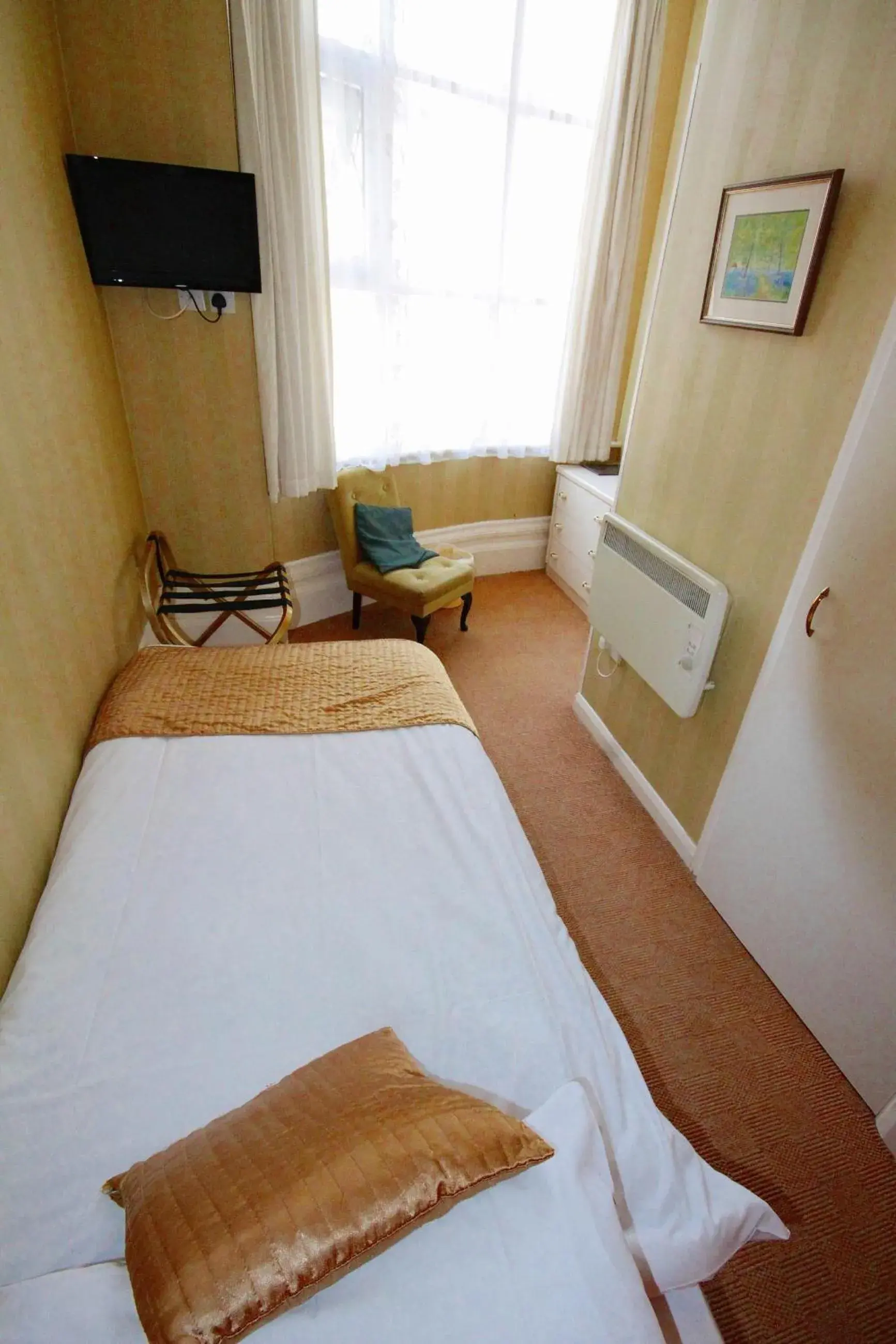 Bedroom, Bed in OYO Marine Parade Hotel, Eastbourne Pier