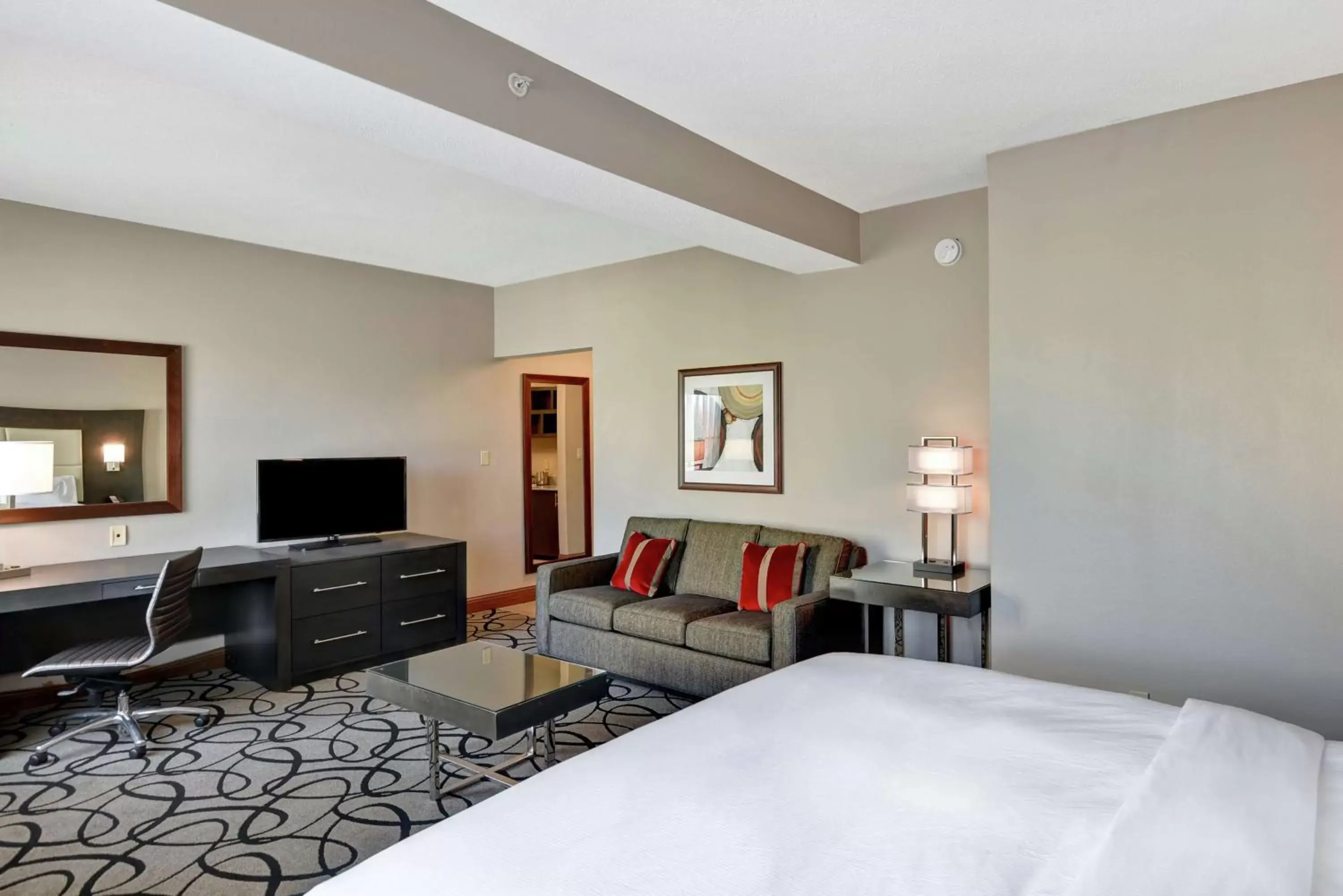 Bedroom, TV/Entertainment Center in DoubleTree by Hilton Hattiesburg, MS
