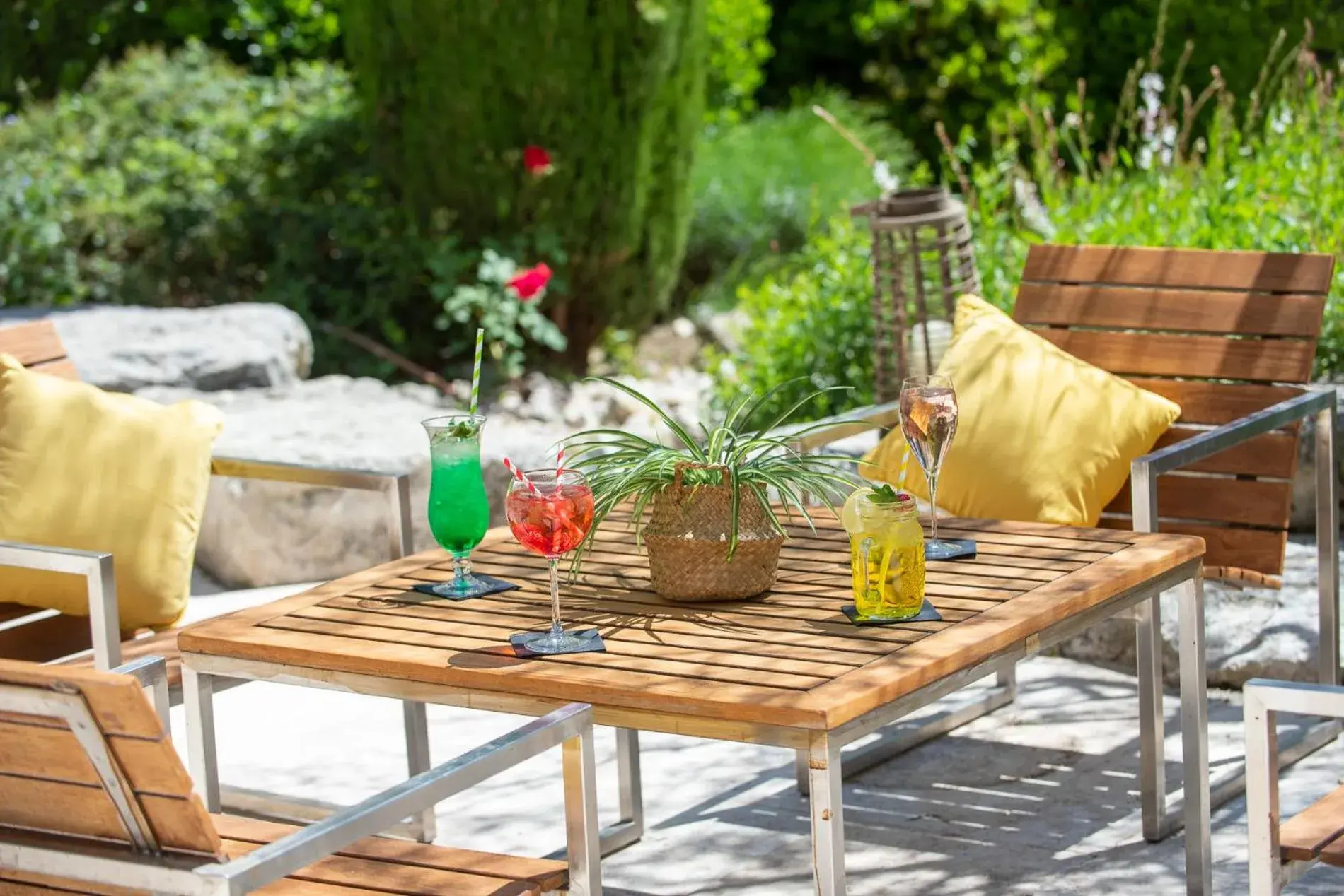 Patio in Novotel Aix-en-Provence Beaumanoir