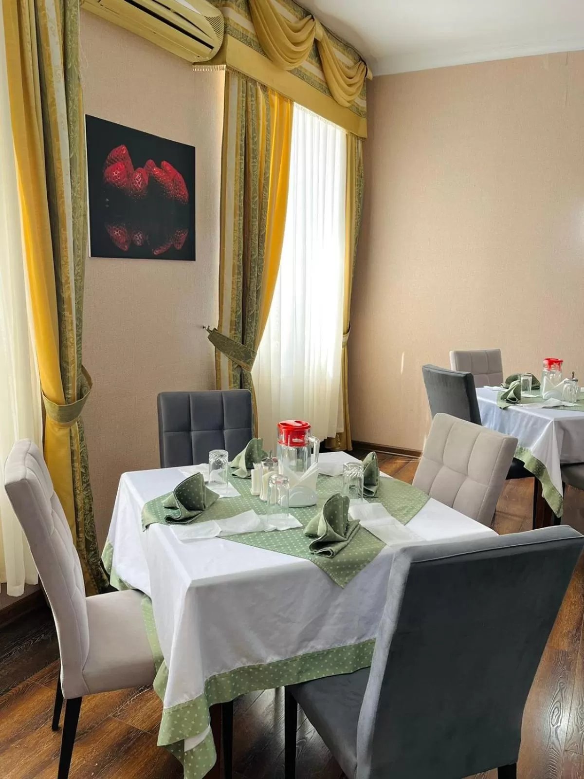 Restaurant/places to eat in Tengri Hotel