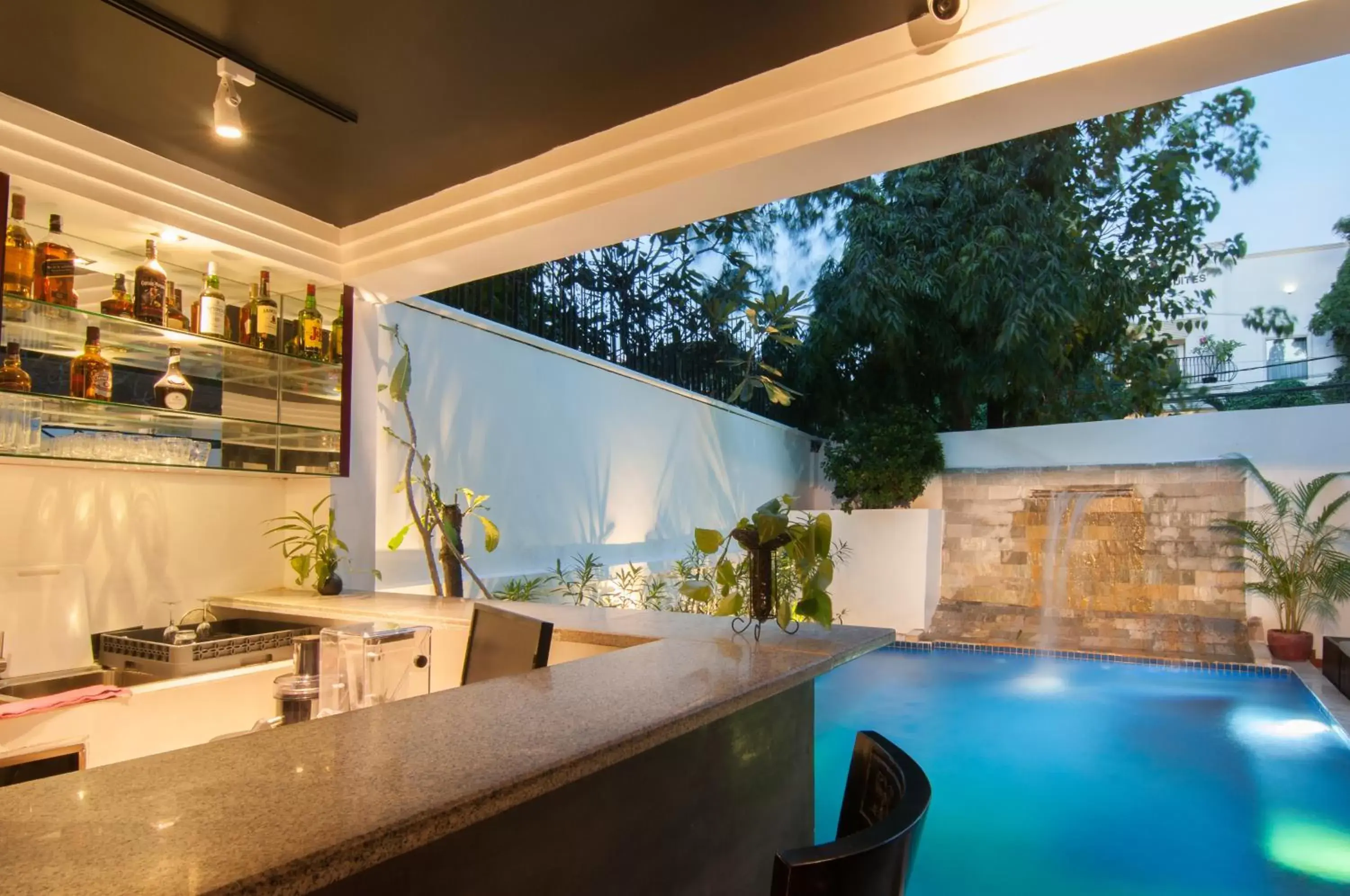 Lounge or bar, Swimming Pool in La Rose Suites