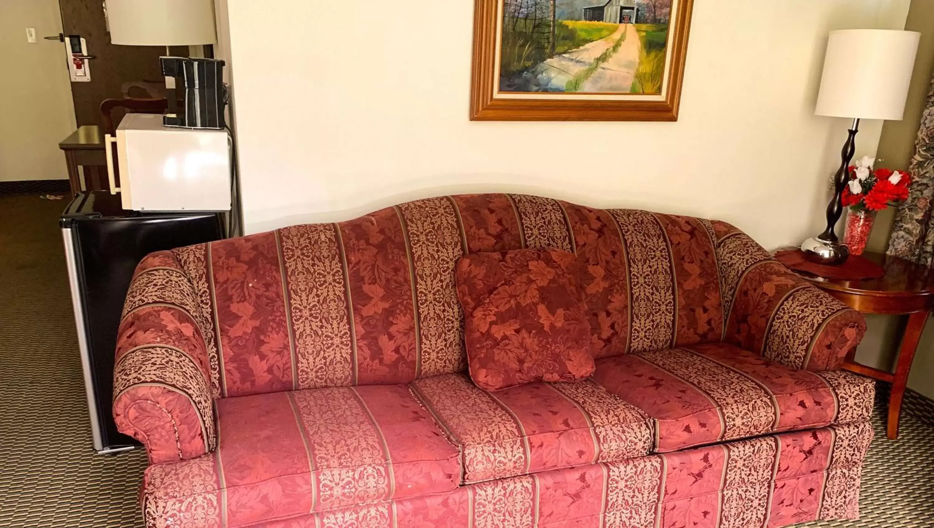 Photo of the whole room, Seating Area in Royal Inn Rockville