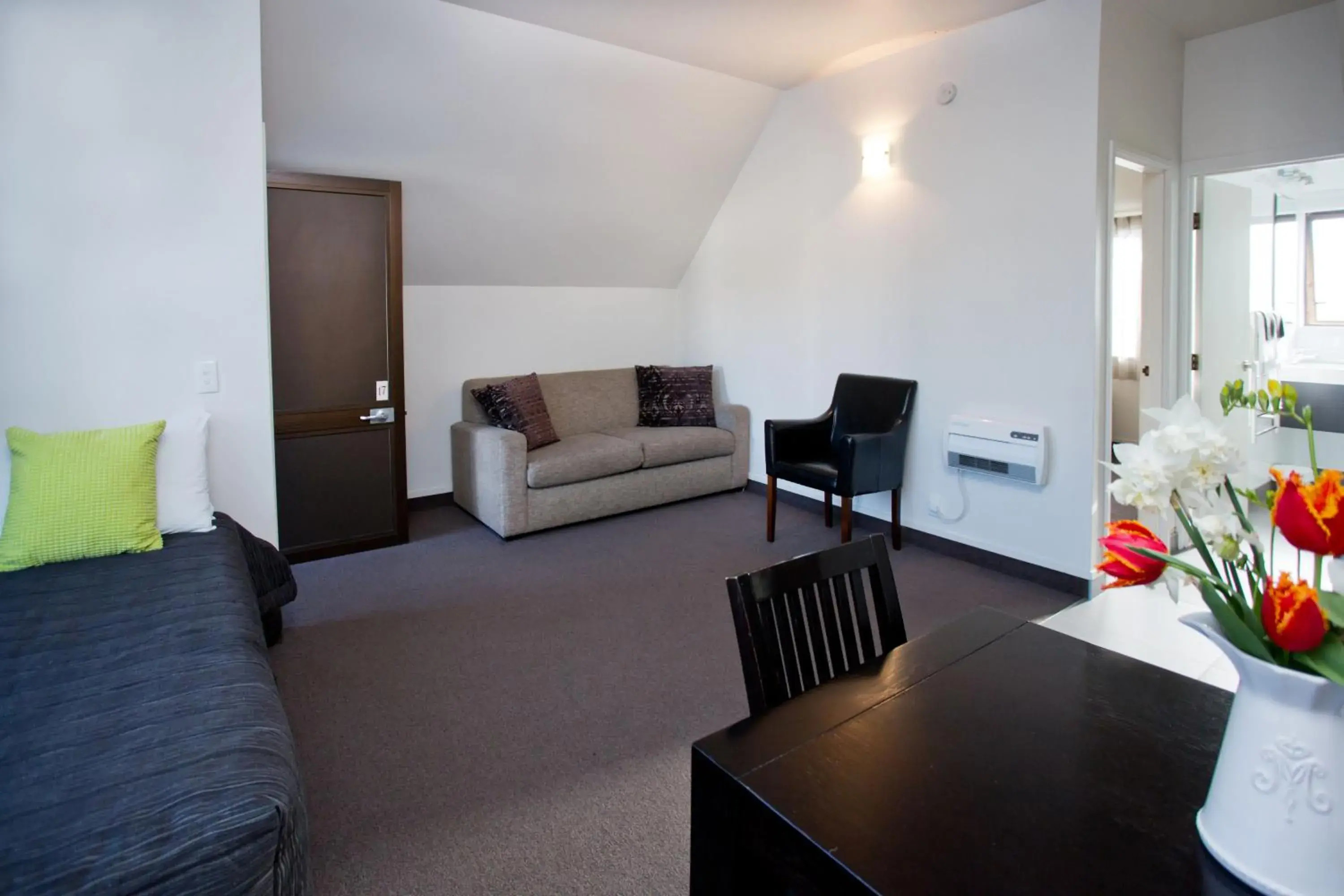 Living room, Seating Area in Cable Court Motel