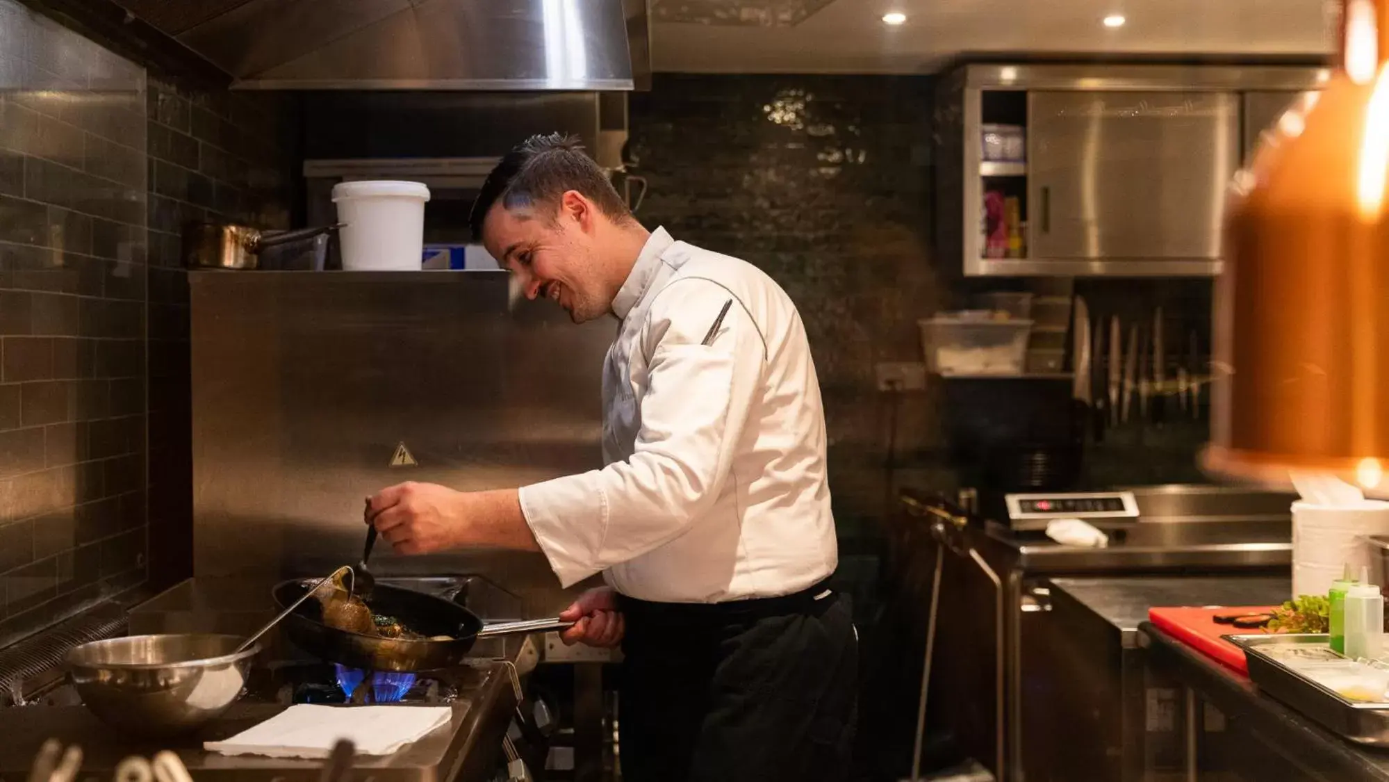 Kitchen/Kitchenette in Hôtel - Restaurant Le Globe