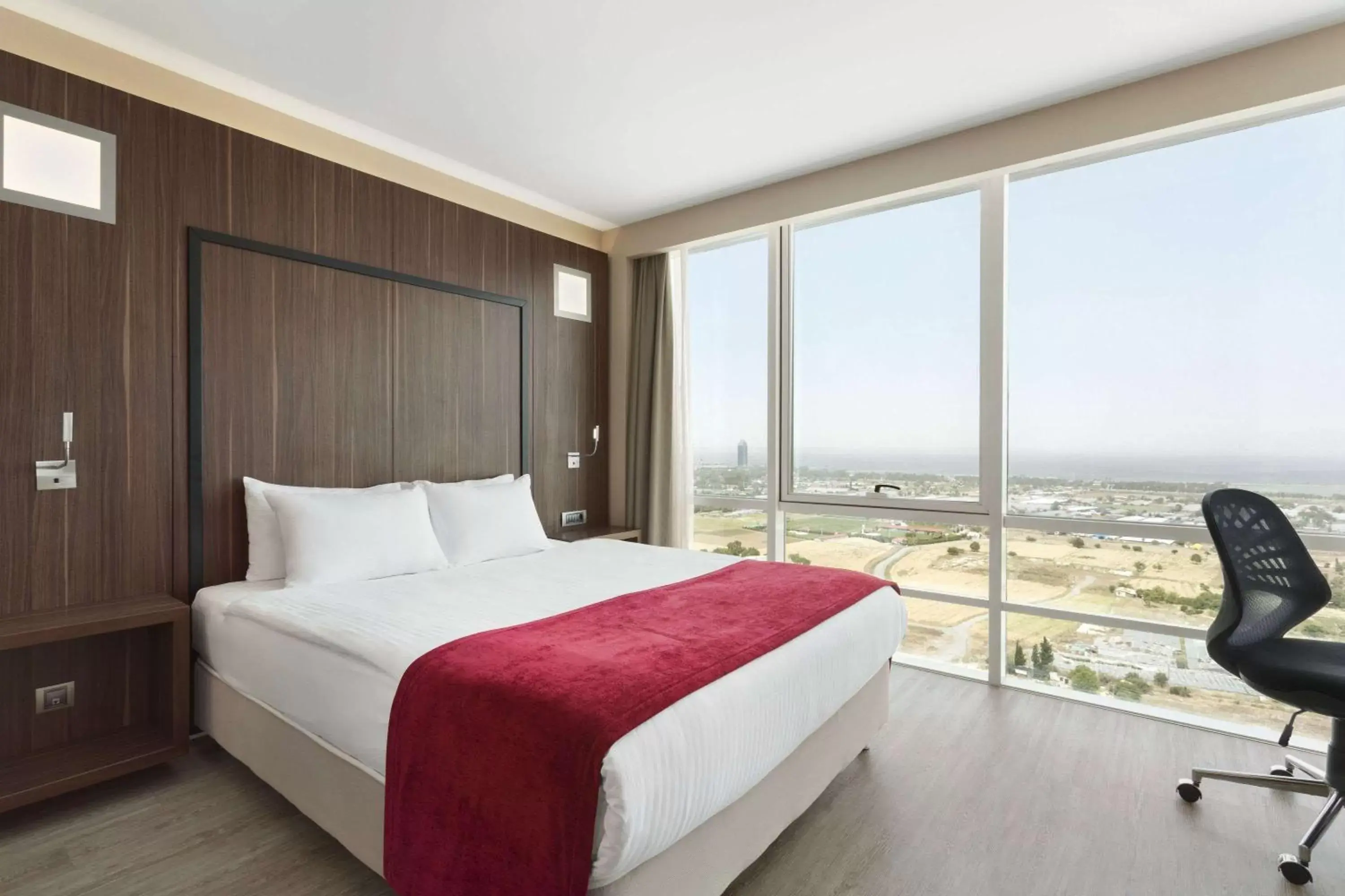 Business Room with Seaview in Ramada Encore by Wyndham Izmir Business Room with Seaview in Ramada Encore by Wyndham Izmir