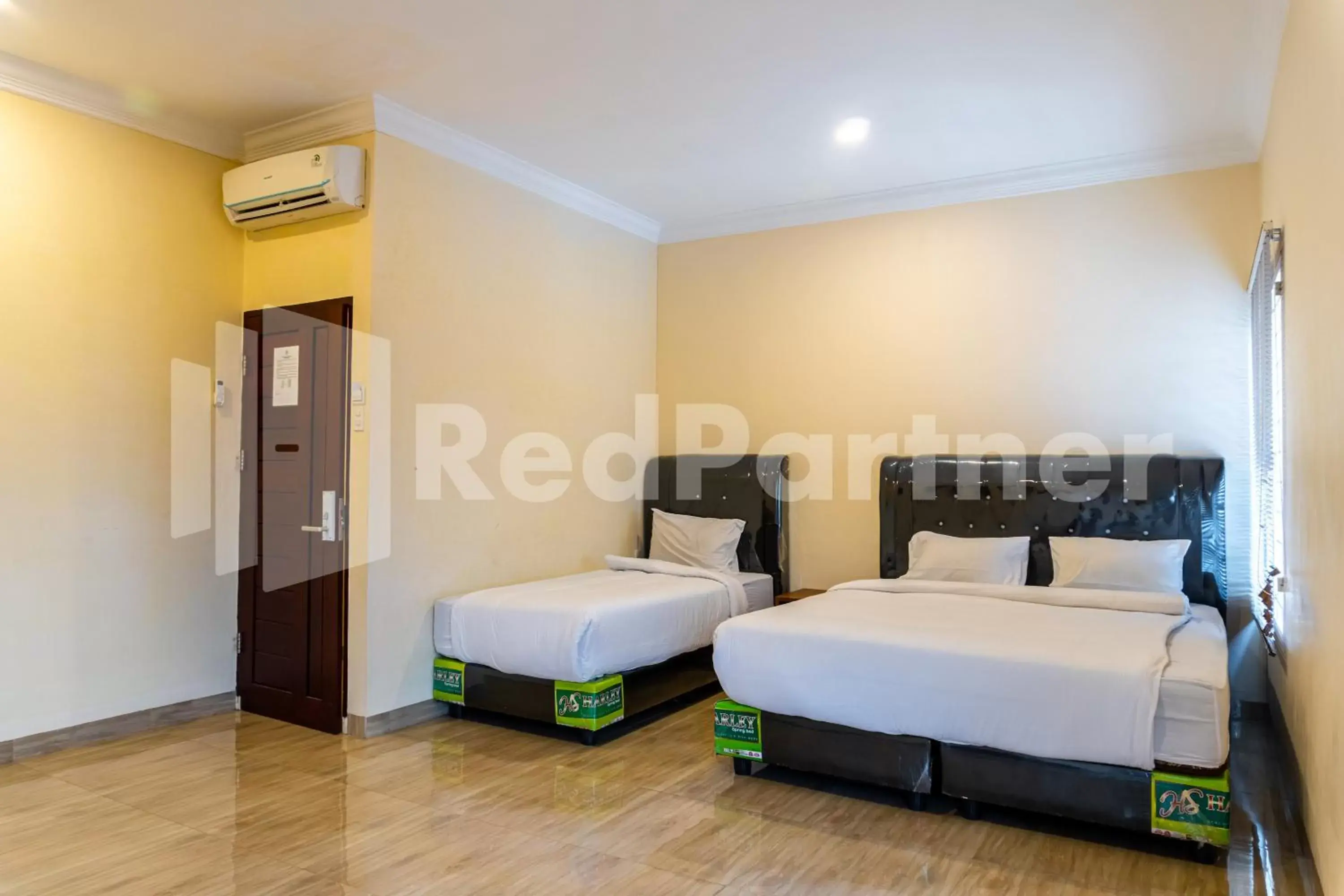 Bedroom, Bed in Adam Malik Guesthouse near Regale ICC Medan RedPartner