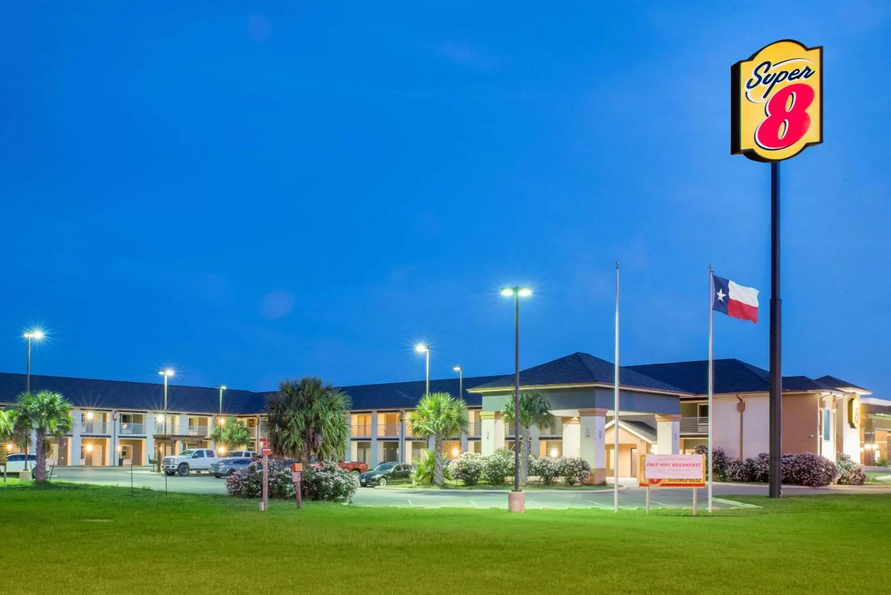 Property building in Super 8 by Wyndham Dilley TX Property building in Super 8 by Wyndham Dilley TX