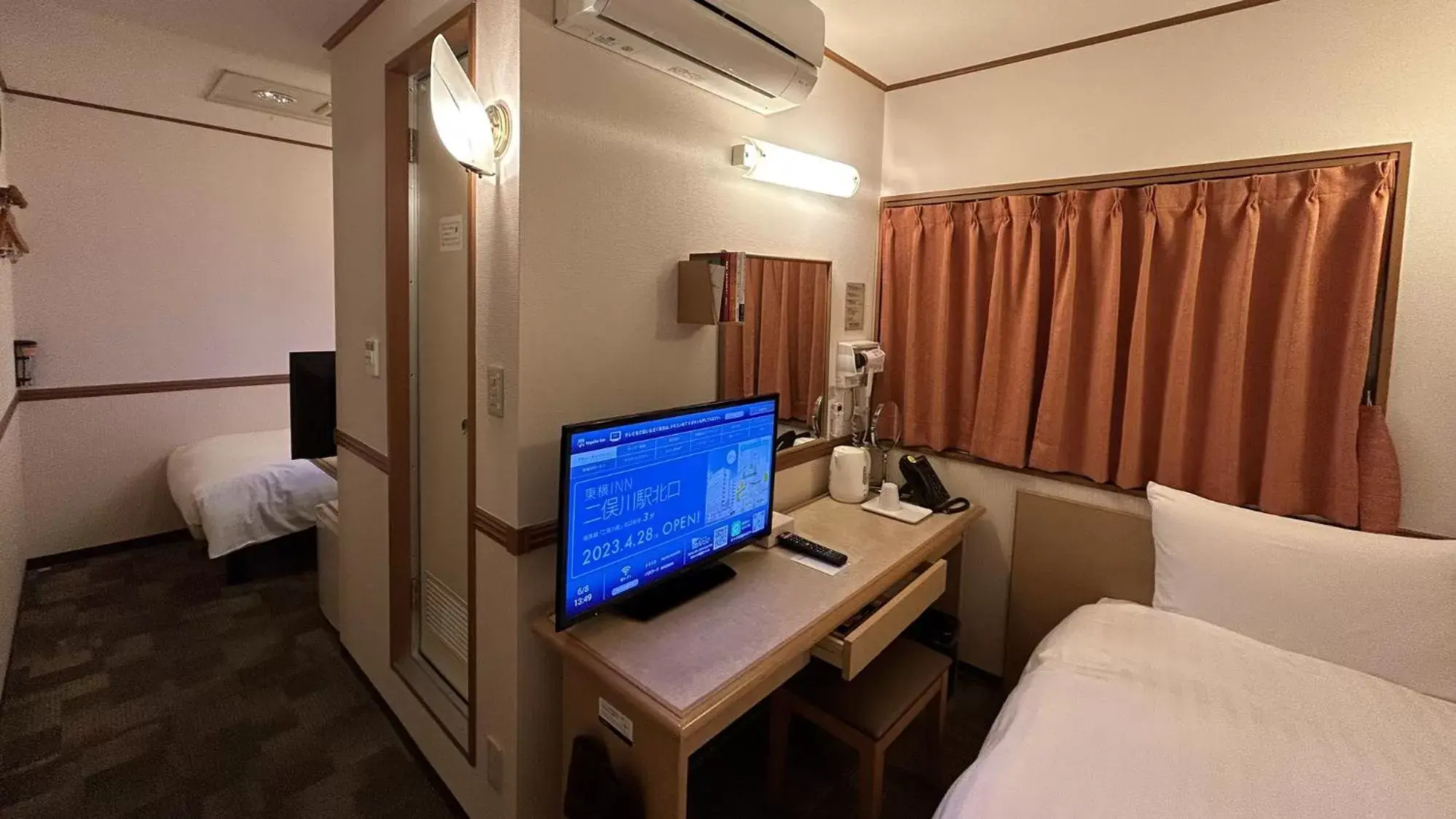Bedroom, TV/Entertainment Center in Toyoko Inn Kyoto Shijo-omiya