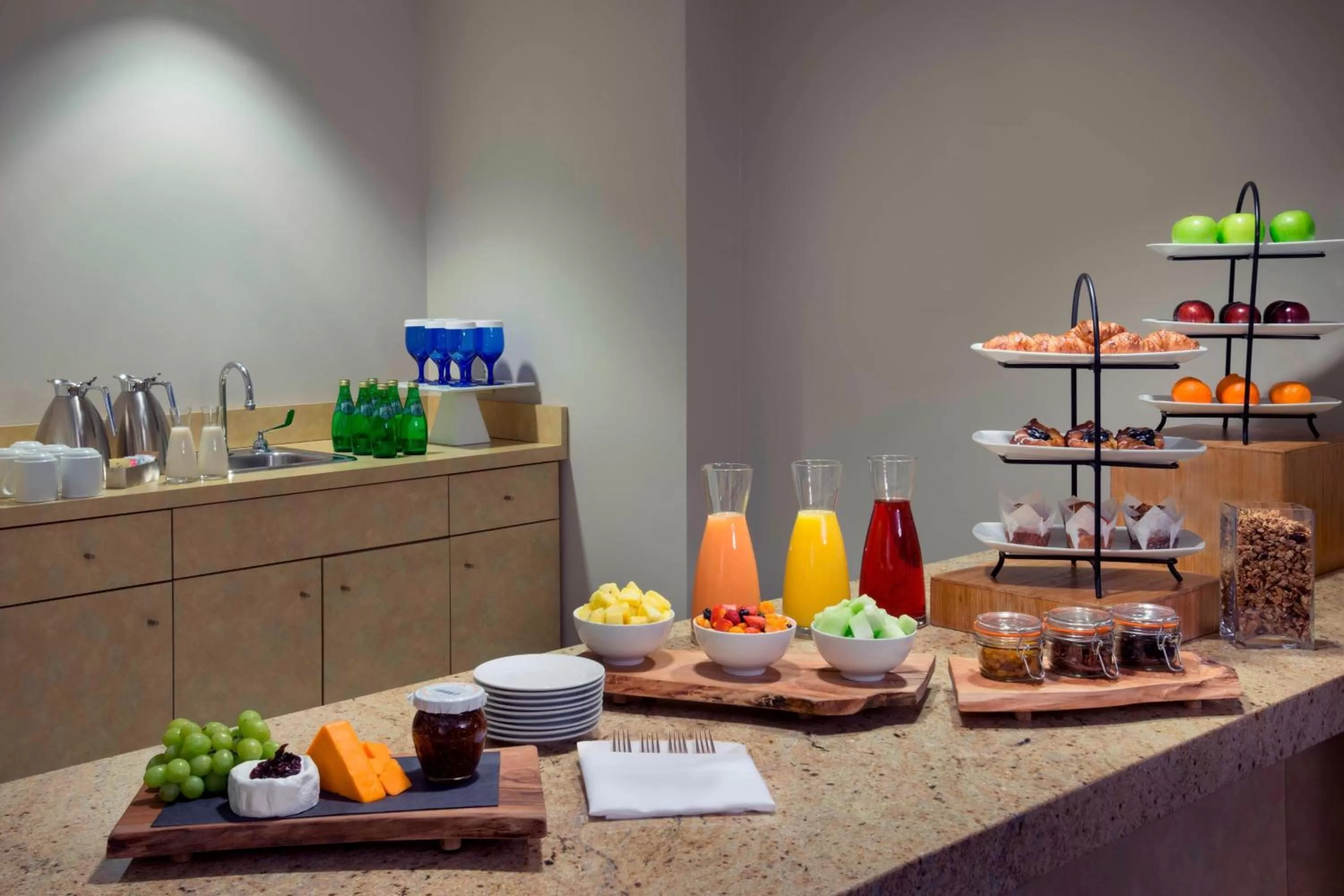 Photo of the whole room in Marriott Downtown at CF Toronto Eaton Centre