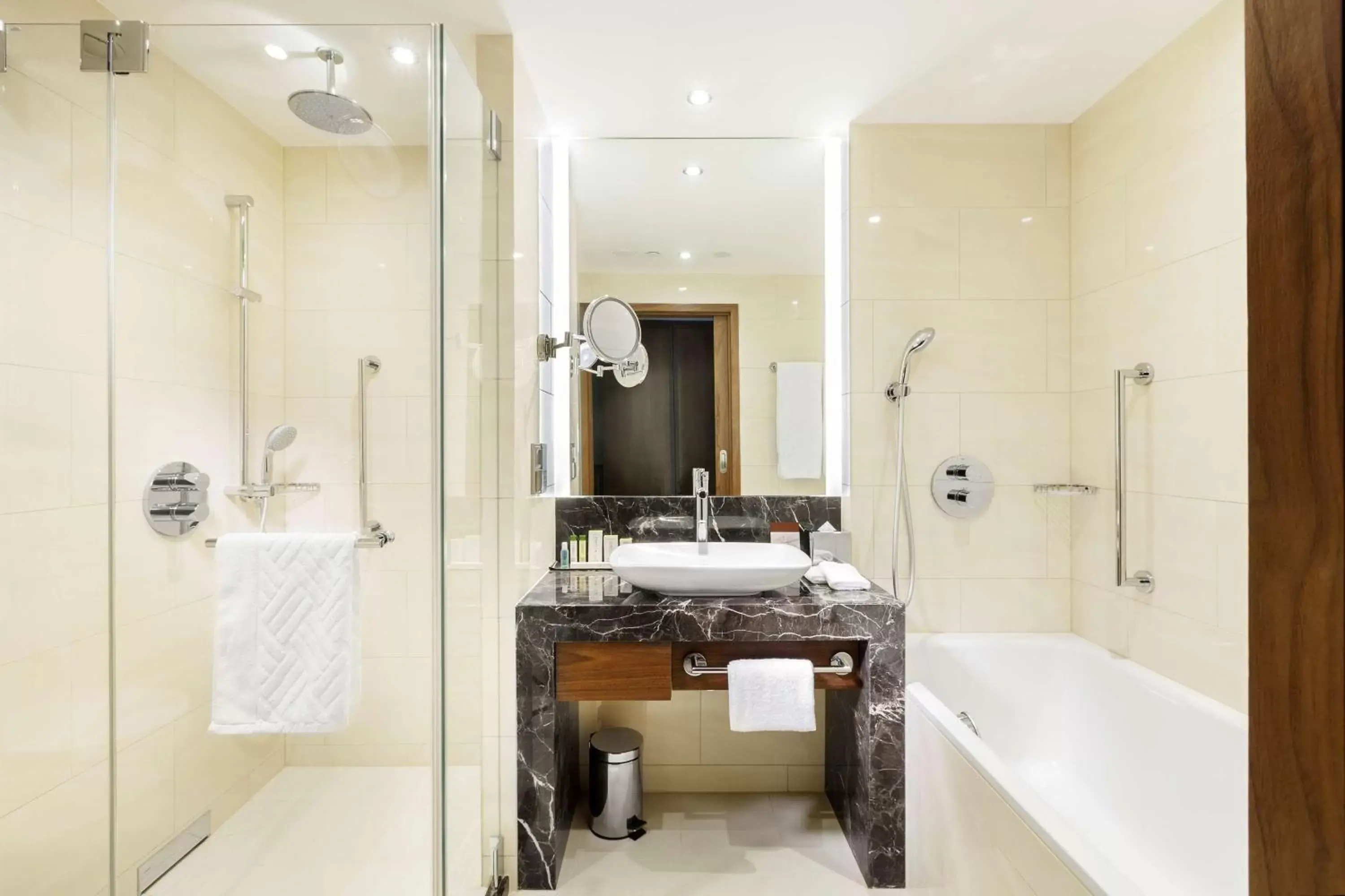 Bathroom in DoubleTree by Hilton Hotel & Conference Centre Warsaw Bathroom in DoubleTree by Hilton Hotel & Conference Centre Warsaw