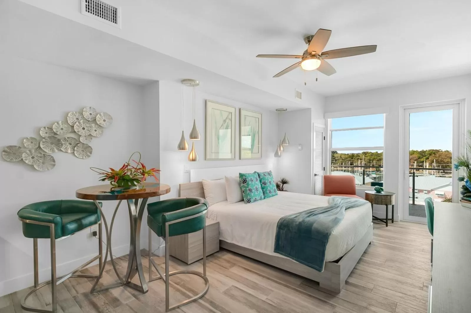 Bed in Cape Crossing Resort & Marina