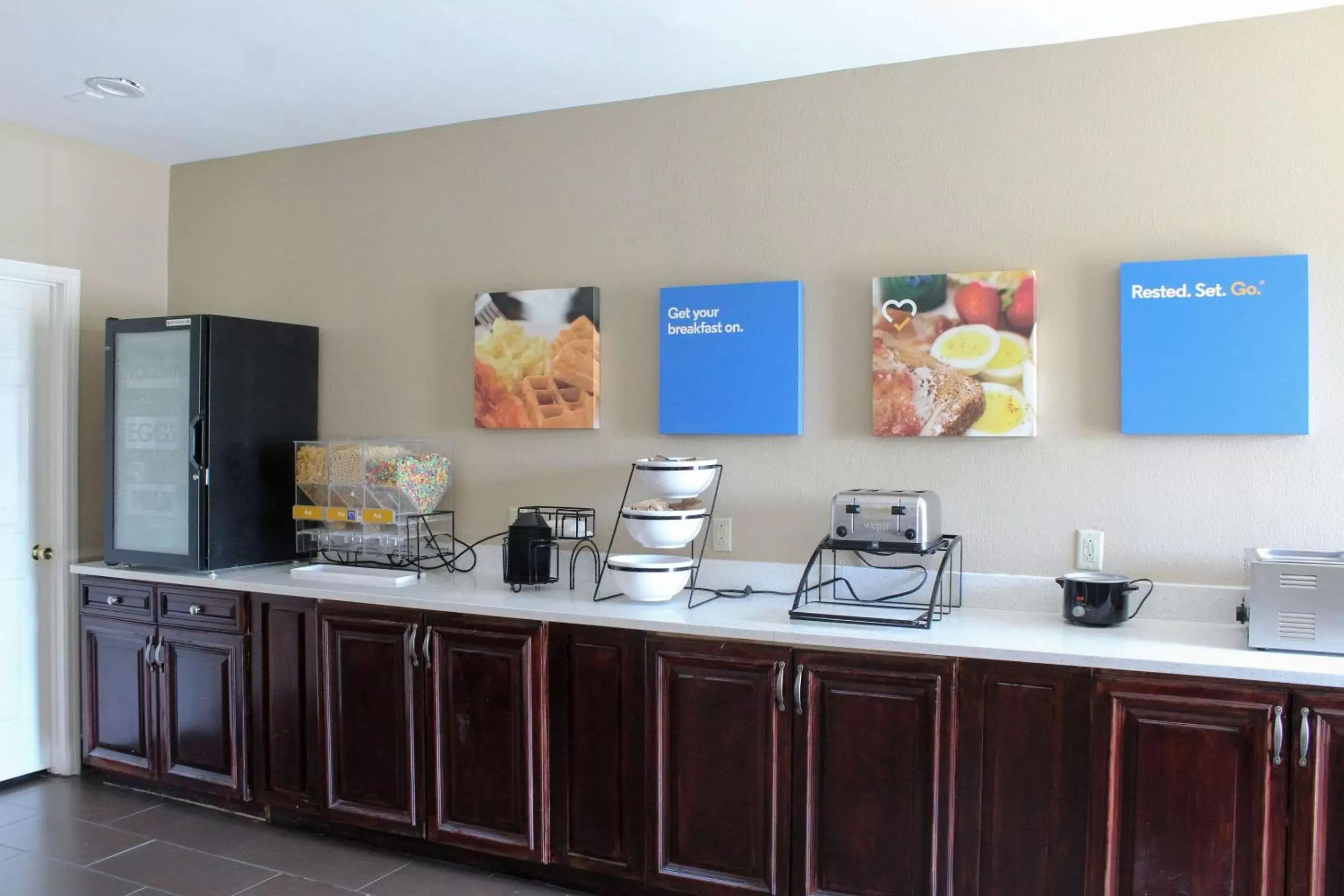 Restaurant/places to eat, Kitchen/Kitchenette in Comfort Inn & Suites