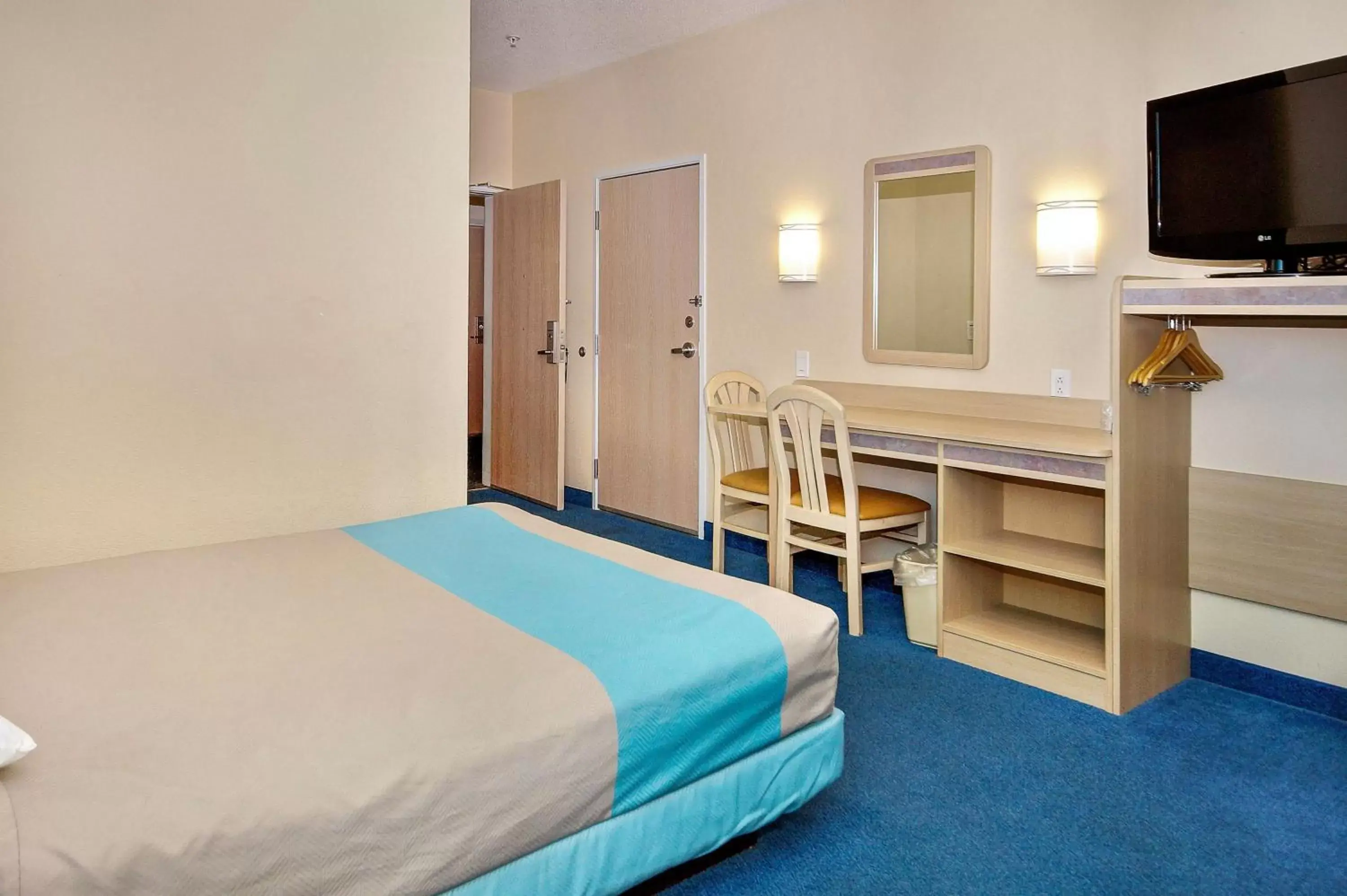 TV and multimedia, Bed in Motel 6-Peterborough, ON TV and multimedia, Bed in Motel 6-Peterborough, ON