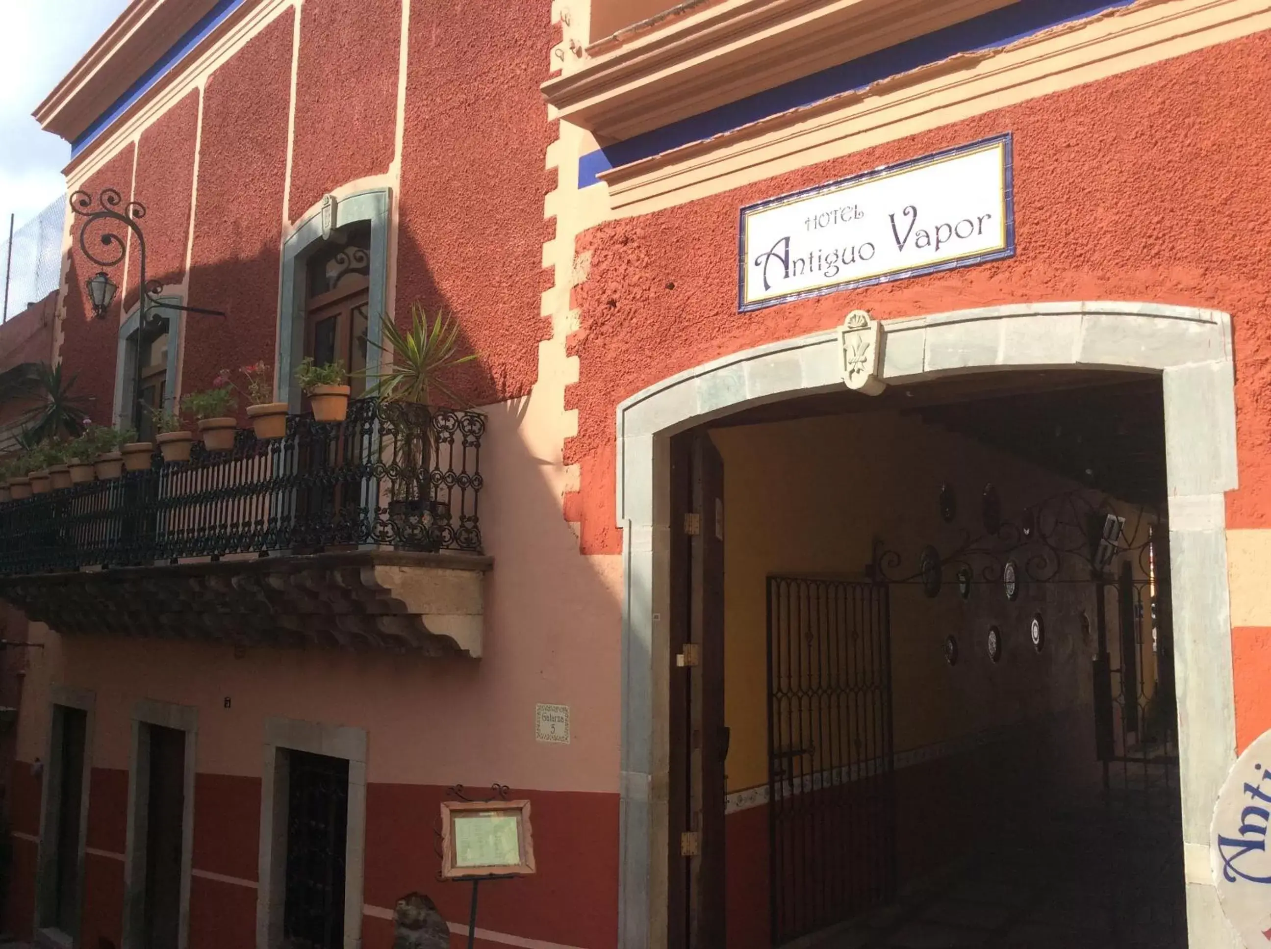 Facade/entrance, Property Building in Hotel Antiguo Vapor Categoría Especial