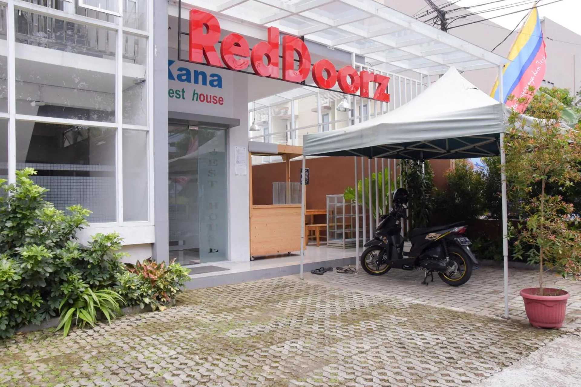 Property logo or sign in RedDoorz near GOR Satria Purwokerto