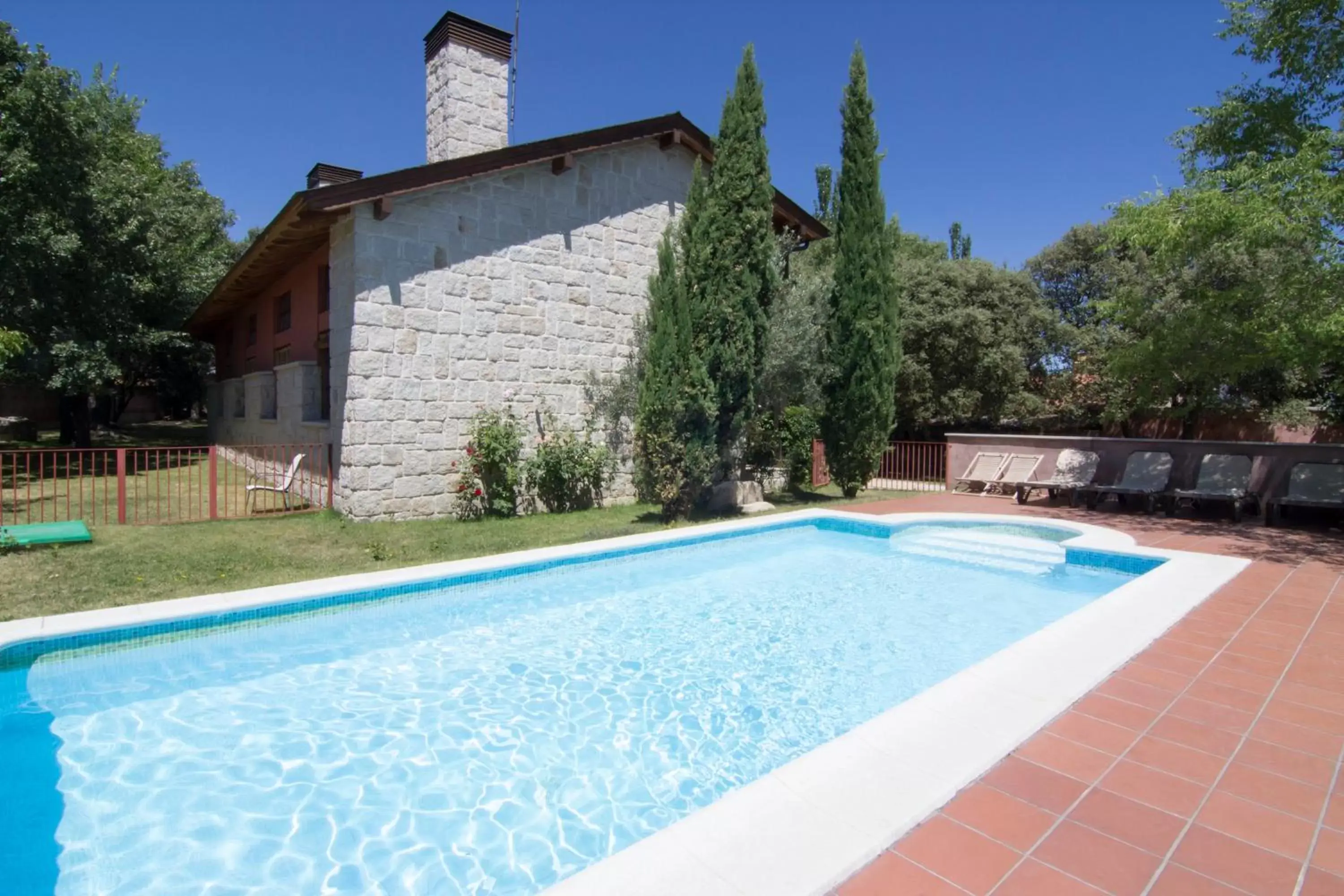 Swimming Pool in Hotel Sara De Ur