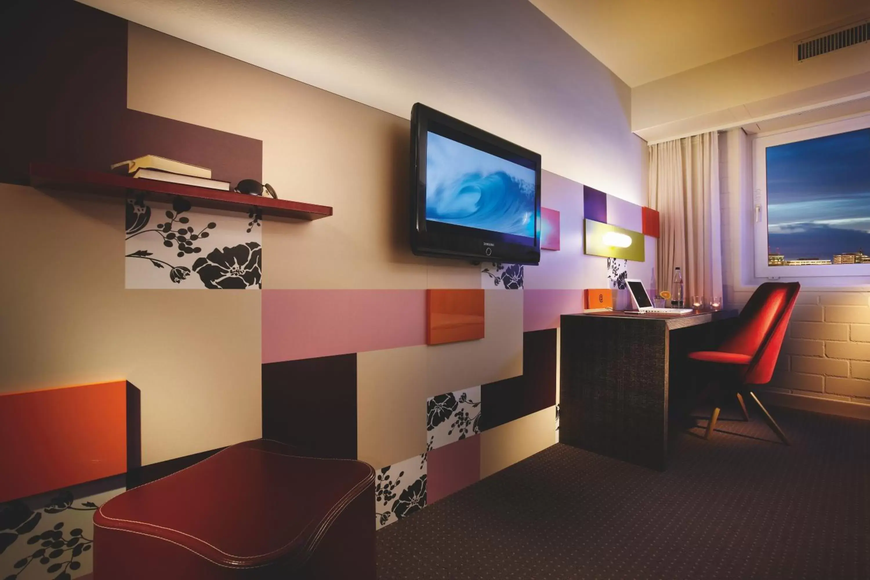 TV and multimedia, TV/Entertainment Center in pentahotel Kassel