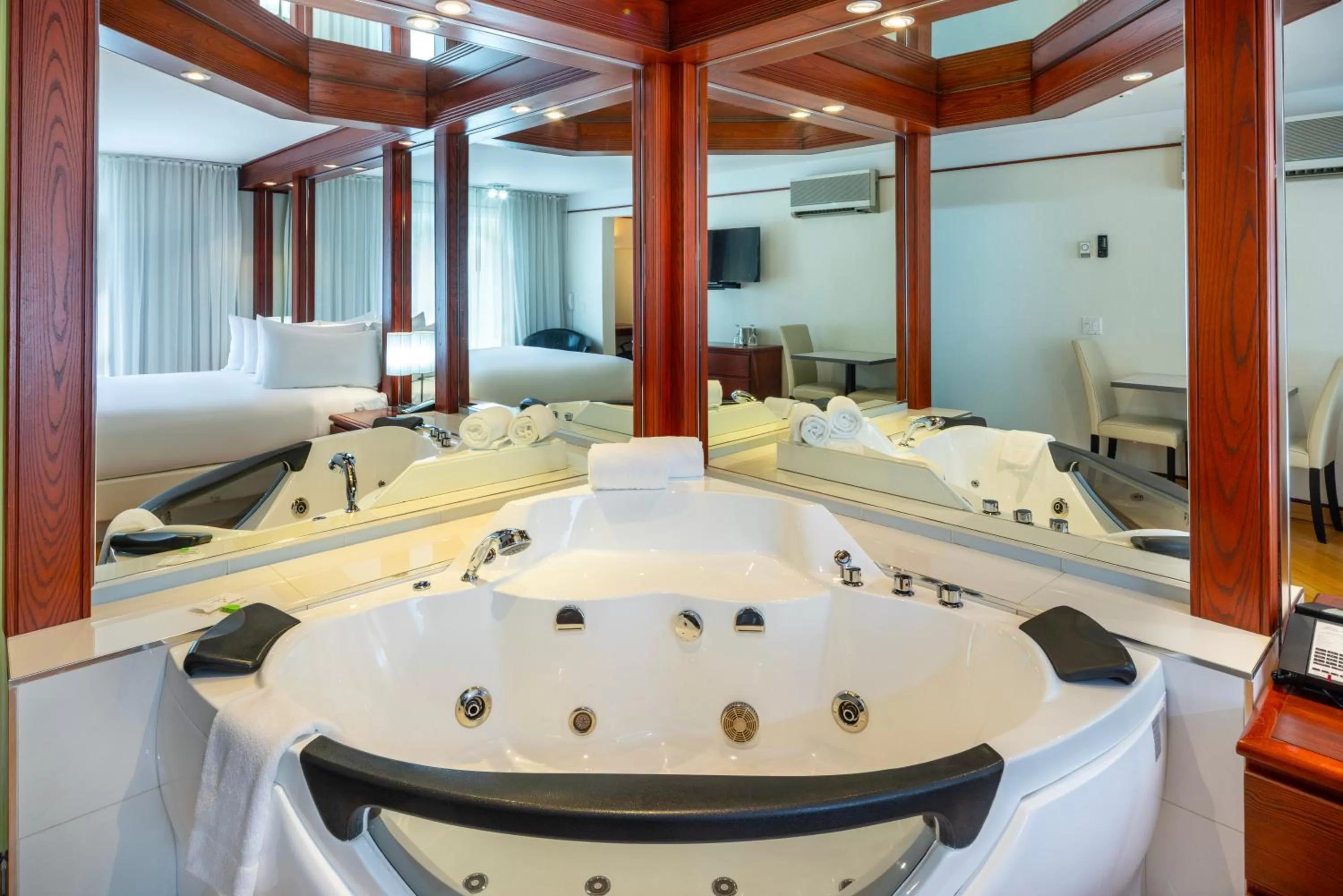 Superior King room with Whirlpool in Les Suites de Laviolette, an Ascend Collection Hotel