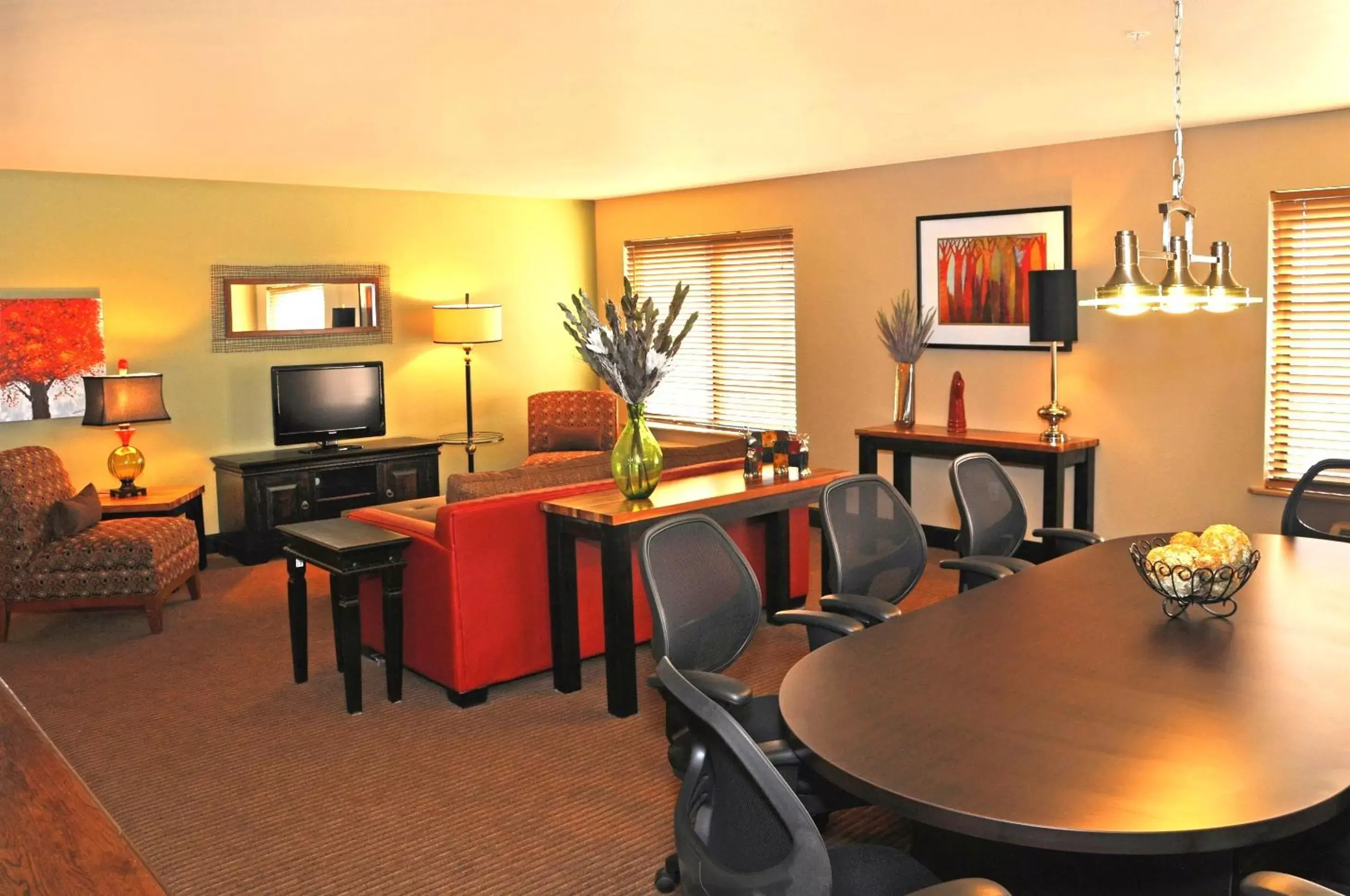 TV and multimedia, Restaurant/Places to Eat in Oxford Suites Portland - Jantzen Beach