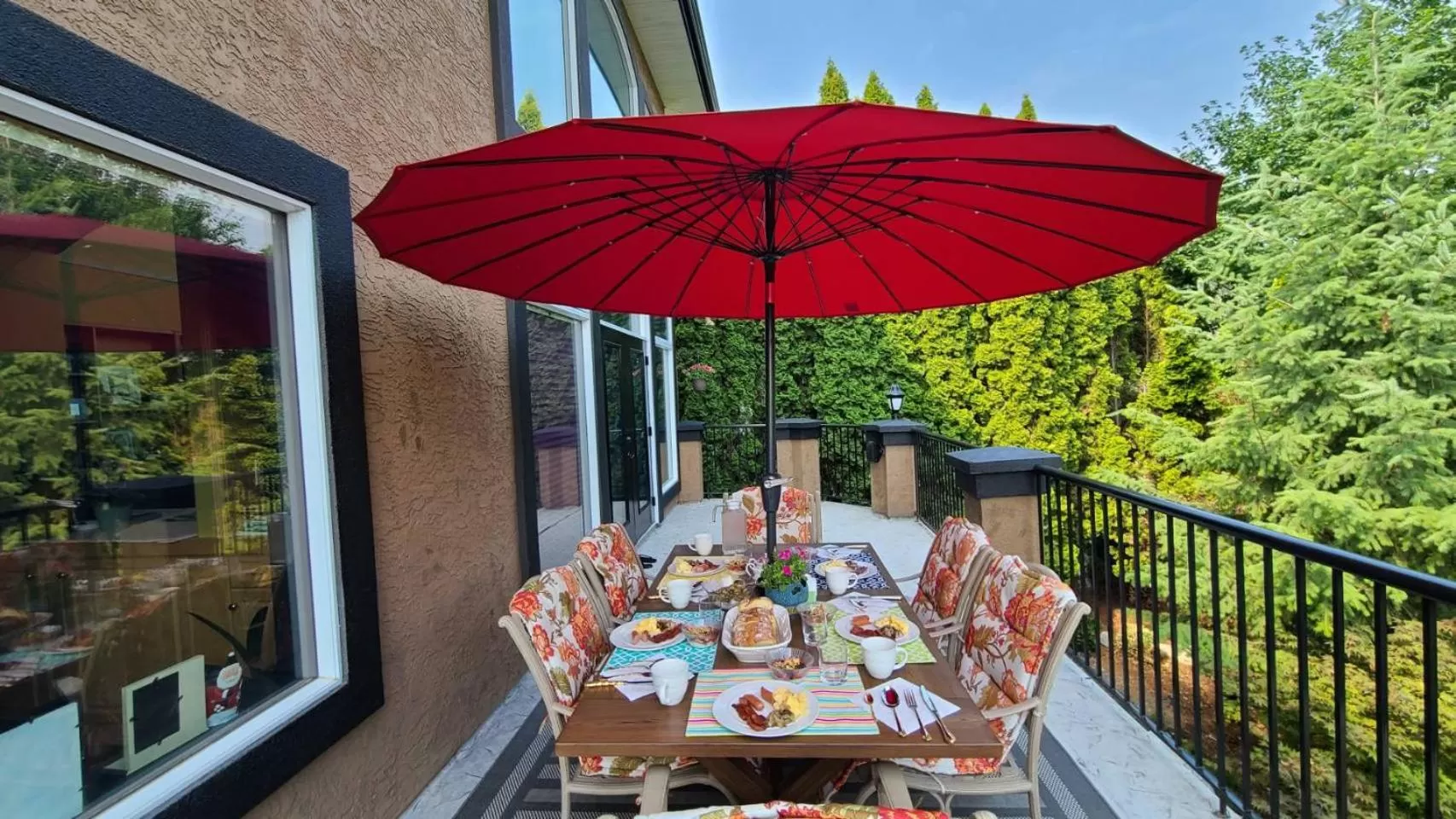 Patio in Summer Express Kelowna B&B - Villa Bellissimo Fran-Talia