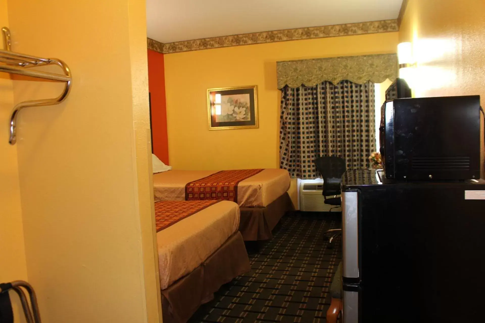 Photo of the whole room, Bed in Magnolia Inn And Suites