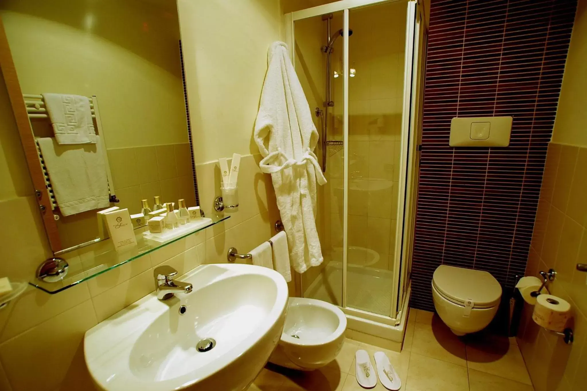 Shower, Bathroom in Hotel Sisto V