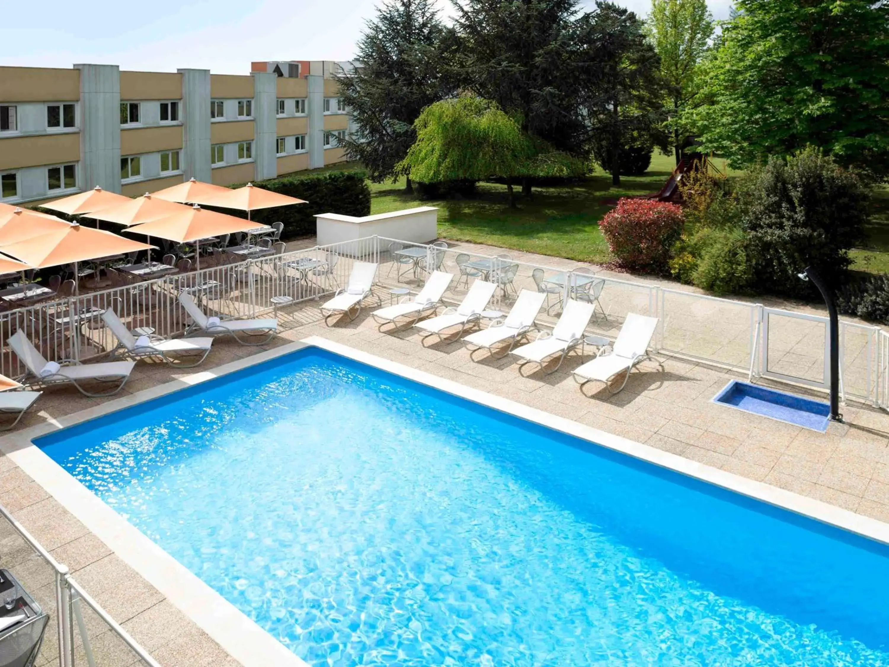 Property building, Swimming Pool in Novotel Macon Nord Autoroute du Soleil