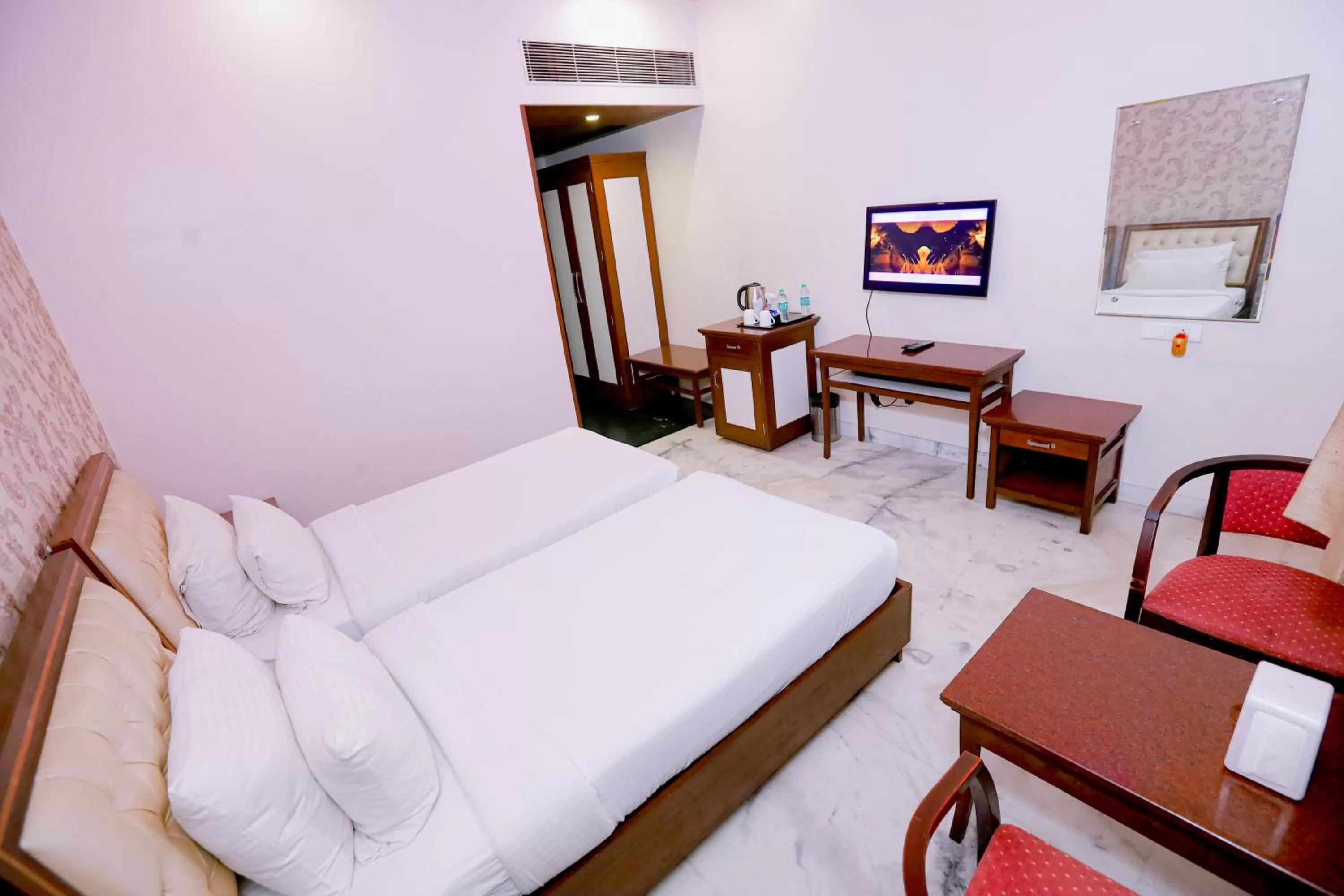 Bed in Hotel Leela Grande