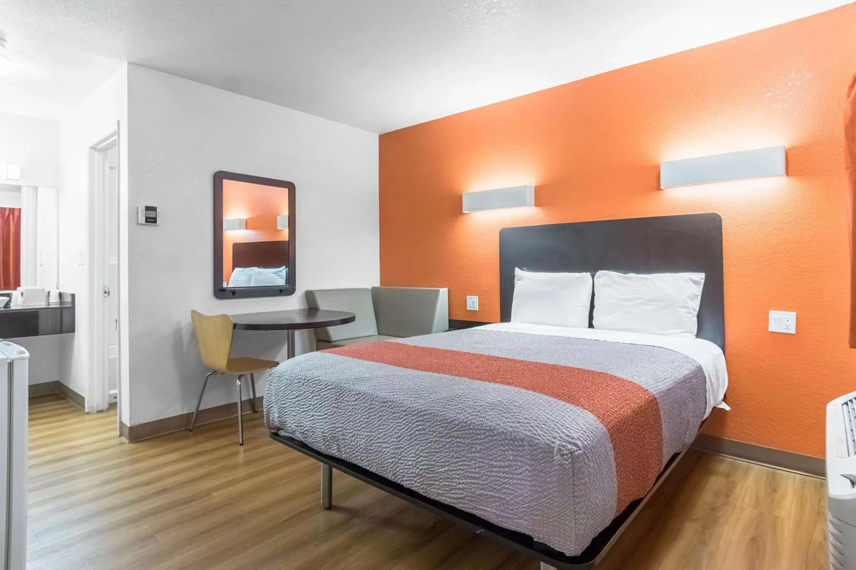 Photo of the whole room, Bed in Motel 6 Bakersfield Photo of the whole room, Bed in Motel 6 Bakersfield