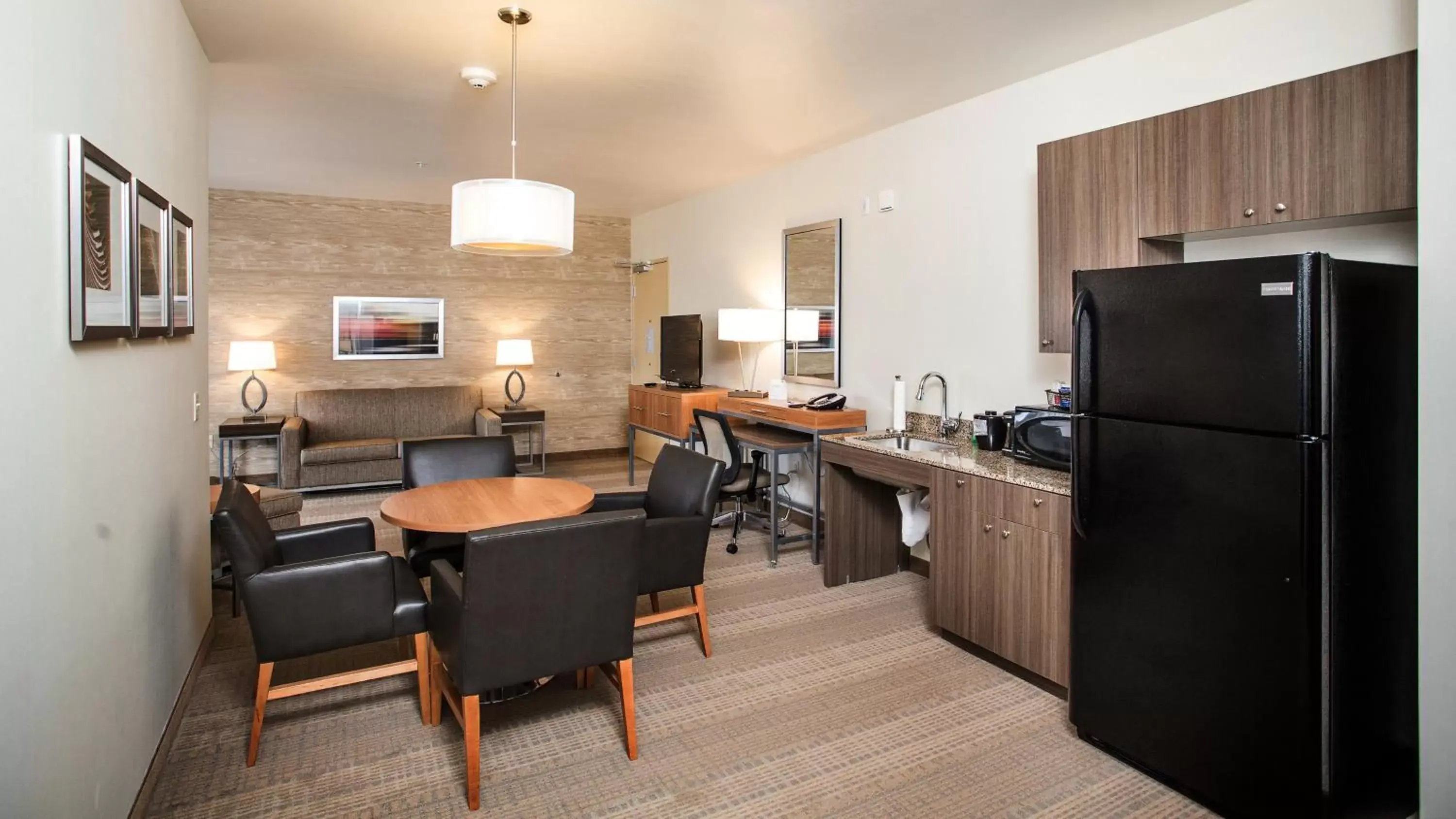 Photo of the whole room, Kitchen/Kitchenette in Holiday Inn Express Pocatello, an IHG Hotel