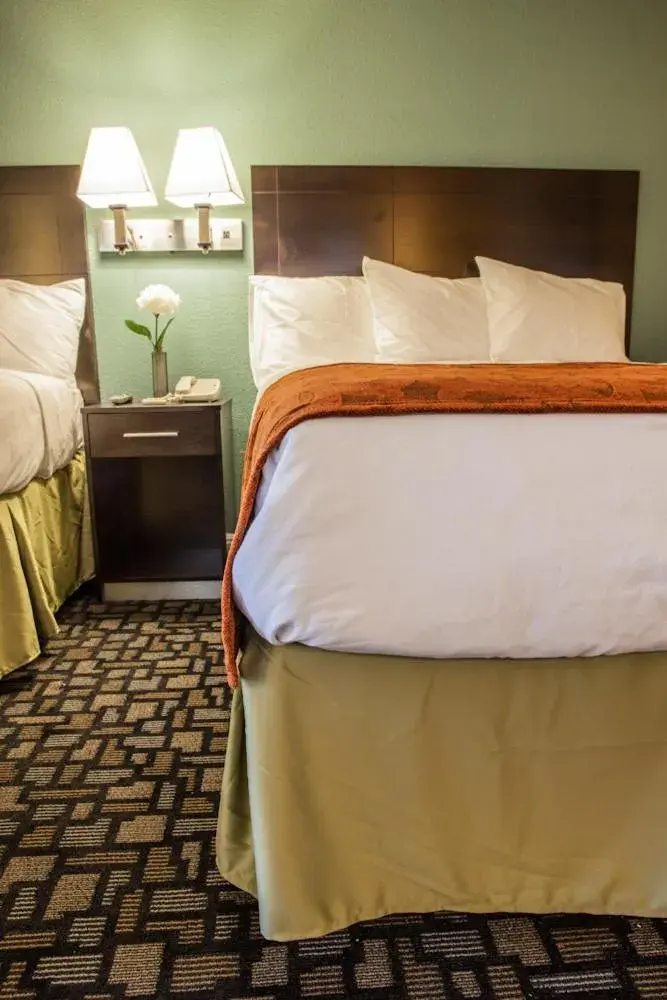 Bedroom, Bed in Marinwood Inn & Suites