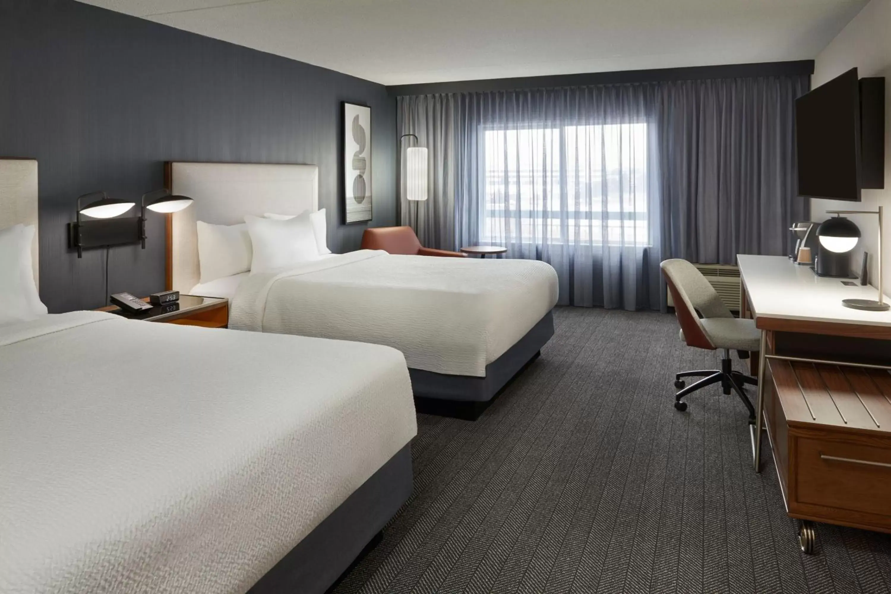 Photo of the whole room, Bed in Courtyard by Marriott Toronto Mississauga/Meadowvale