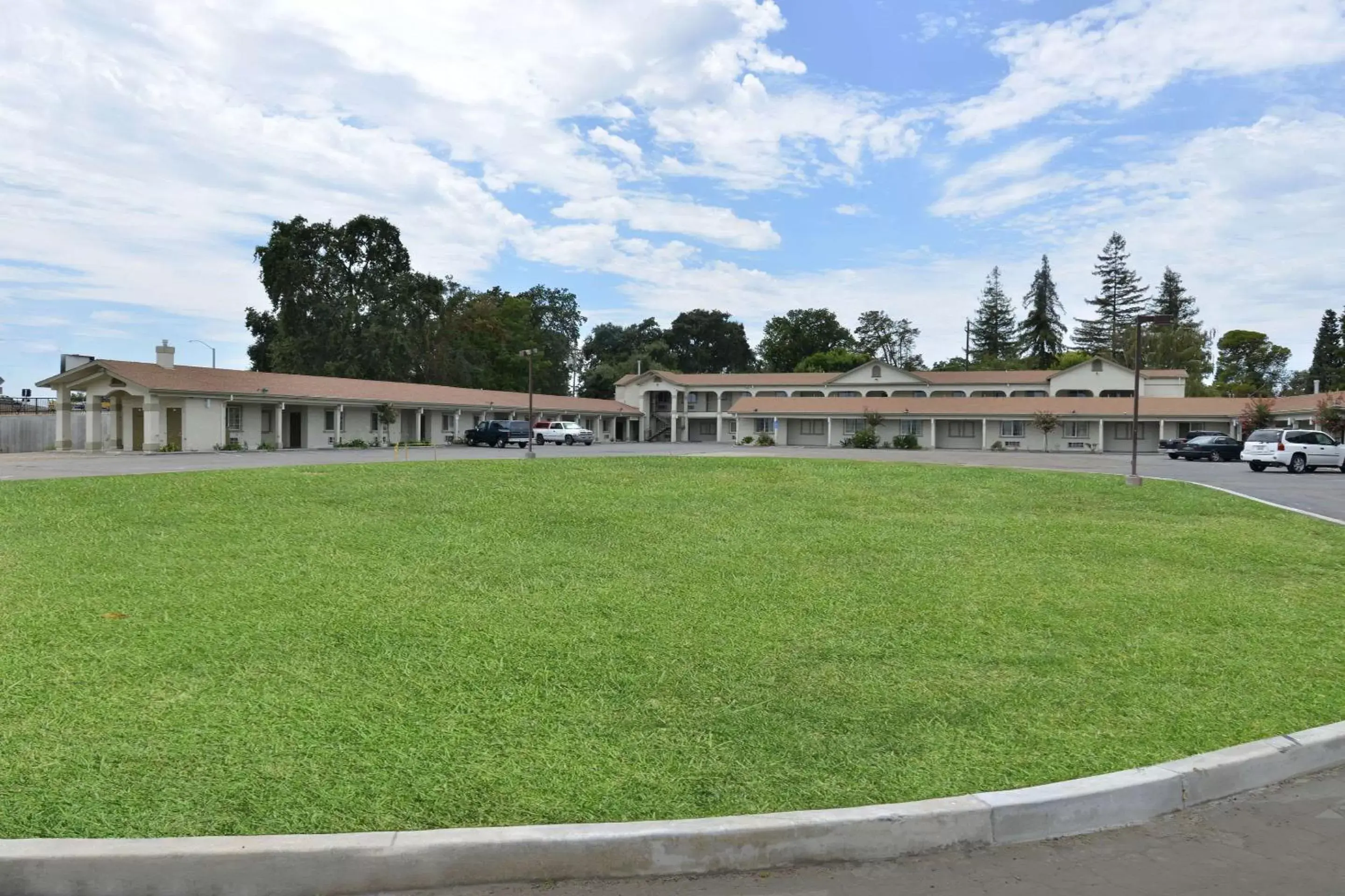 Property building, Garden in Rodeway Inn Stockton Highway 99