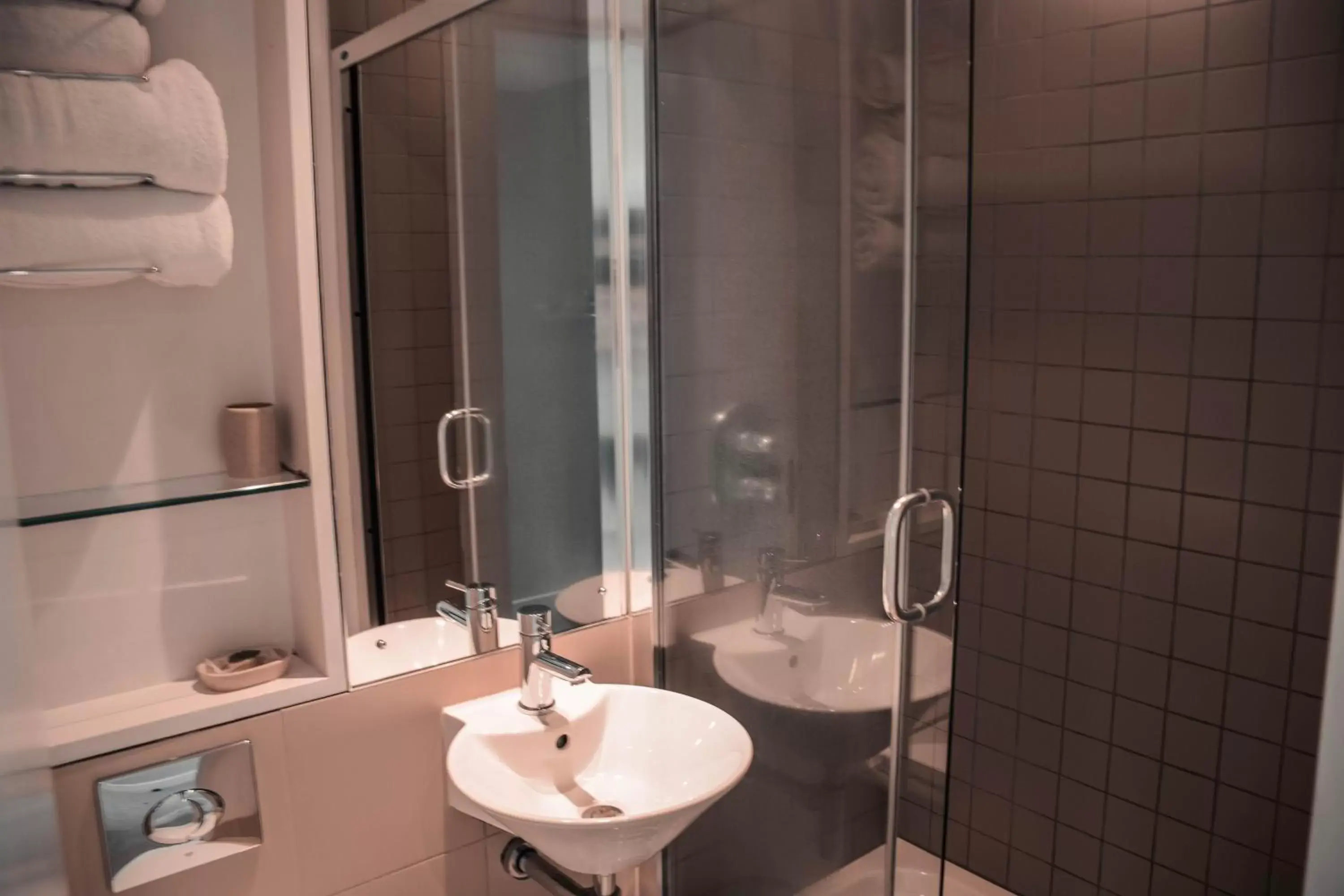 Shower, Bathroom in Hotel 55