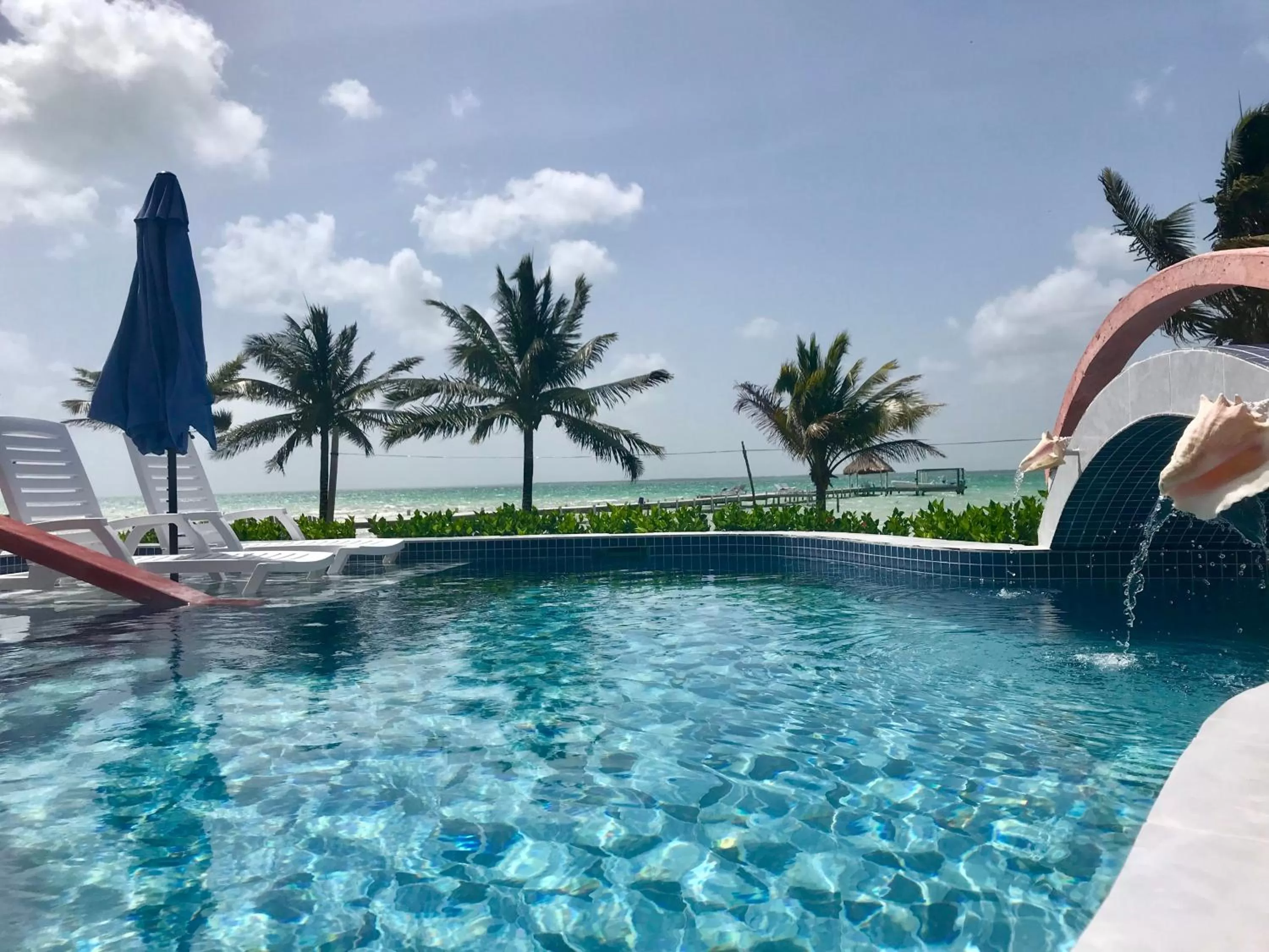 Swimming pool in Tilt-Ta-Dock Resort Belize